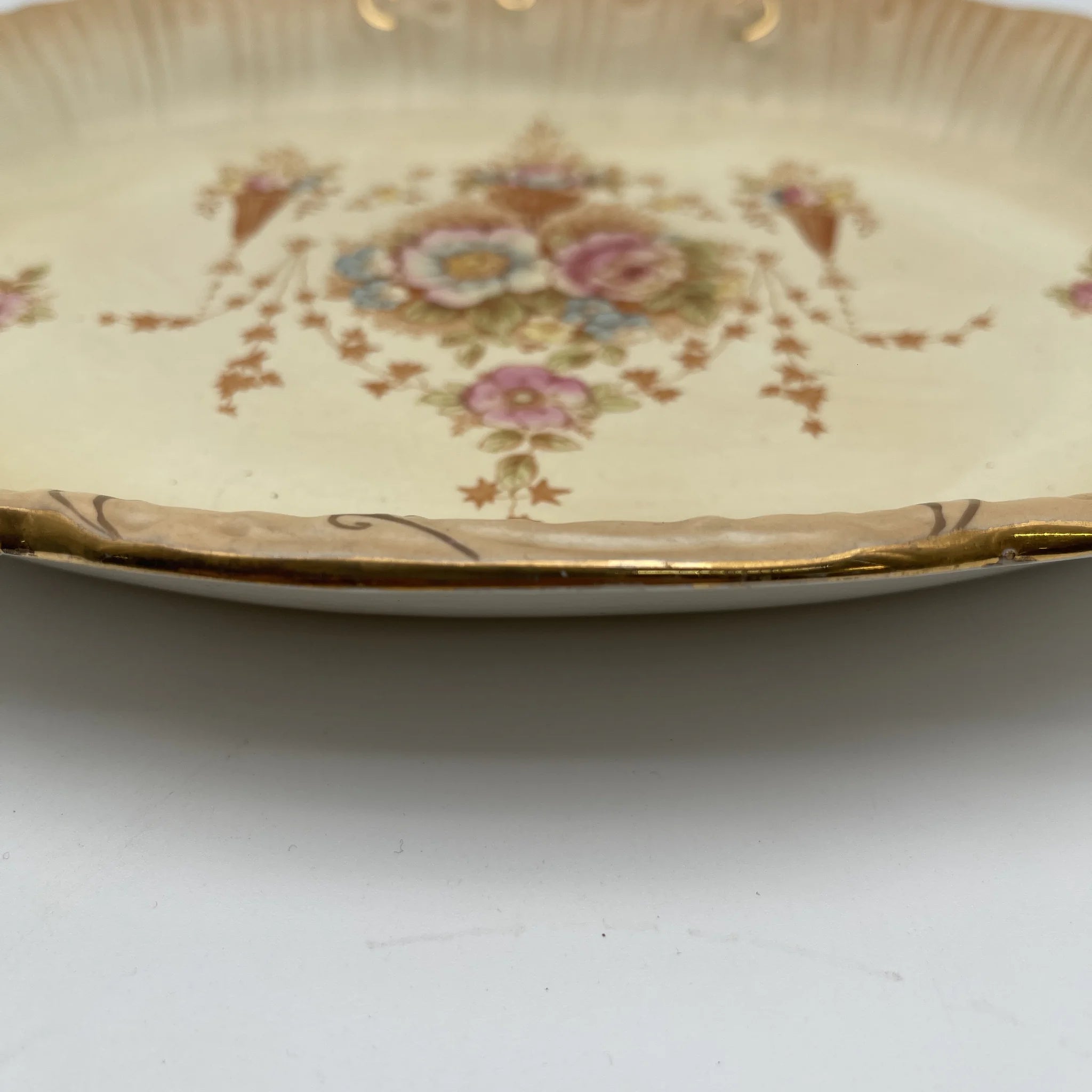 【アンティーク】 サービングプレート (大皿) / Crown Devon (クラウンデボン) / Spring / 1910年代 / 陶器 / イギリス / 銅板転写, 手彩色 金彩