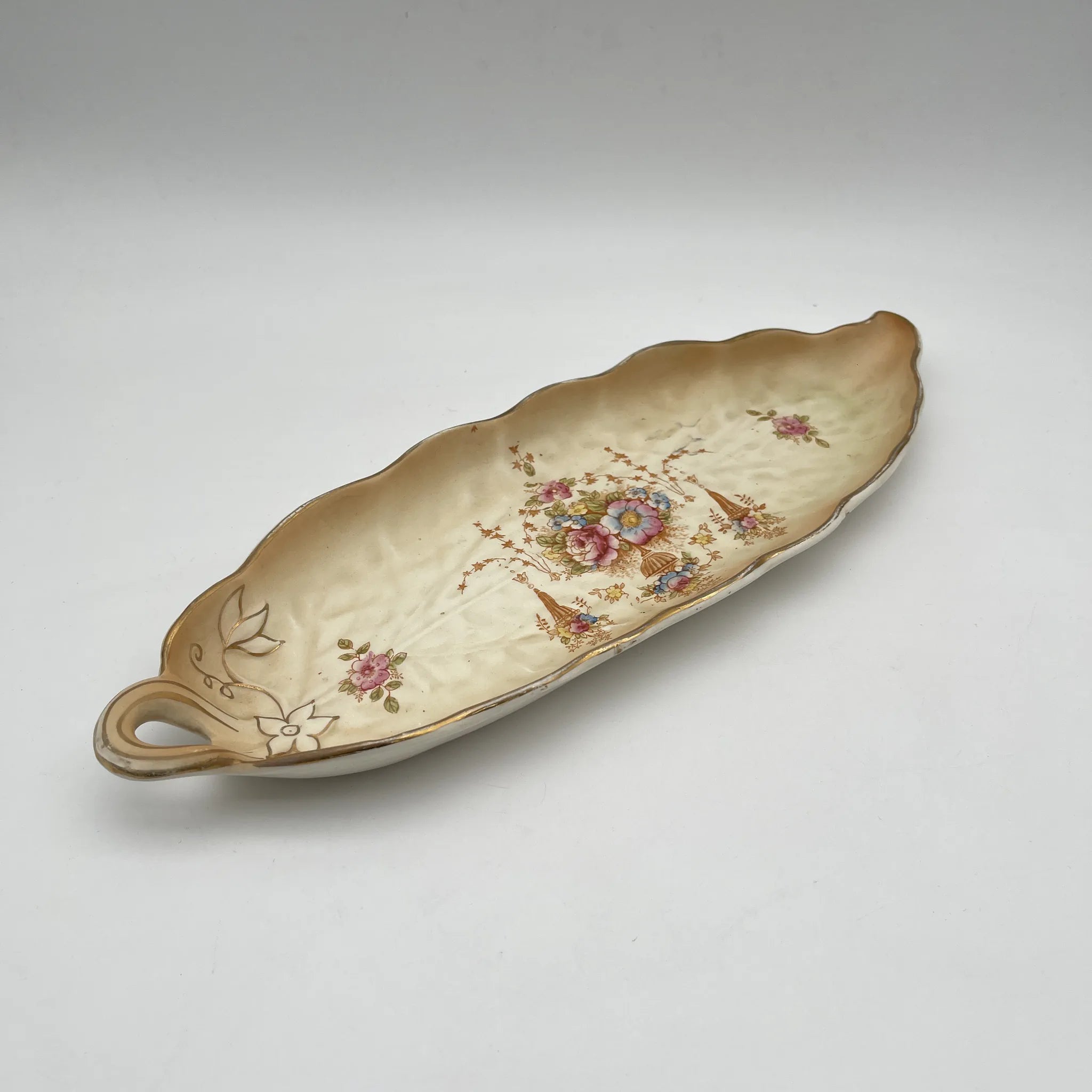 【アンティーク】 リーフ型サービングプレート (大皿) / Crown Devon (クラウンデボン) / Spring / 1910-1920年代 / 陶器 / イギリス / 銅板転写, 手彩色 金彩