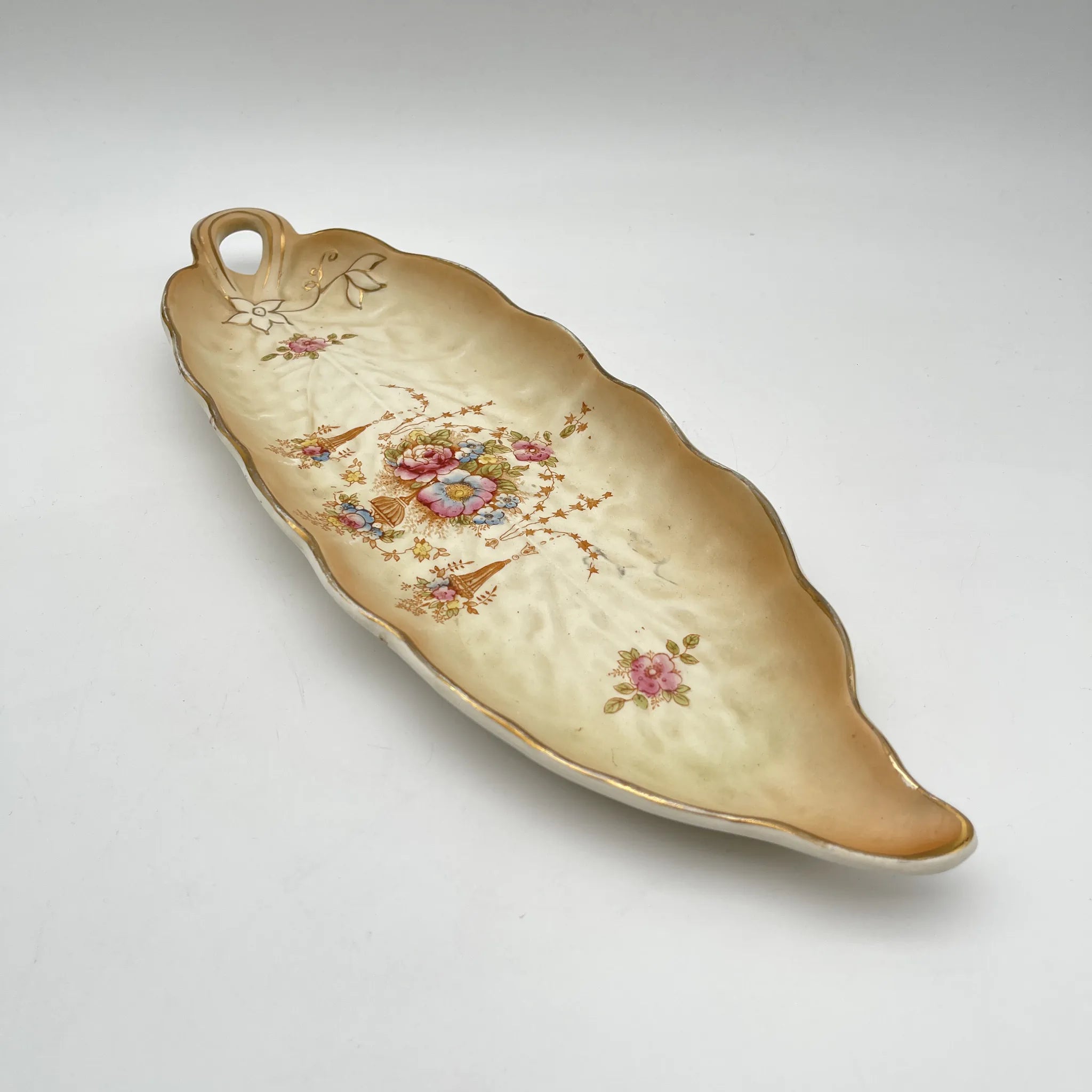 【アンティーク】 リーフ型サービングプレート (大皿) / Crown Devon (クラウンデボン) / Spring / 1910-1920年代 / 陶器 / イギリス / 銅板転写, 手彩色 金彩