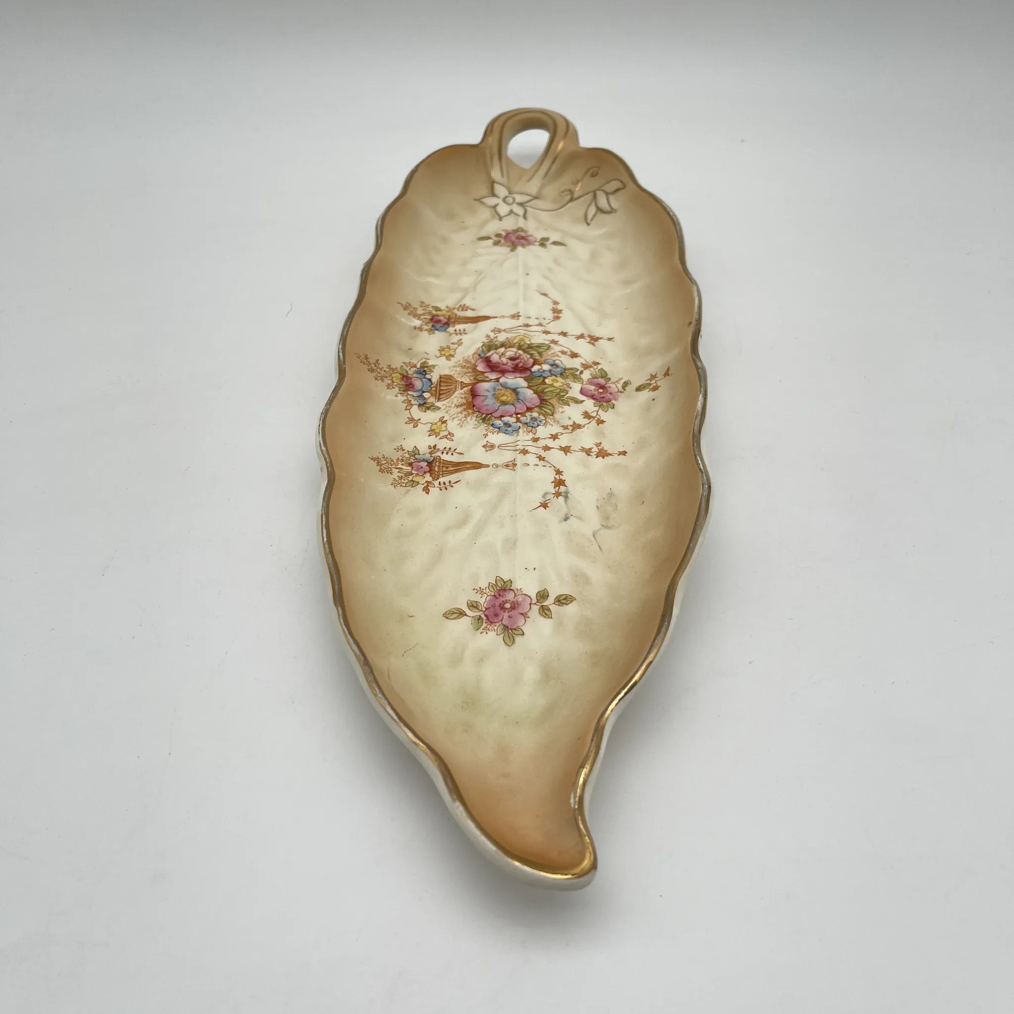 【アンティーク】 リーフ型サービングプレート (大皿) / Crown Devon (クラウンデボン) / Spring / 1910-1920年代 / 陶器 / イギリス / 銅板転写, 手彩色 金彩