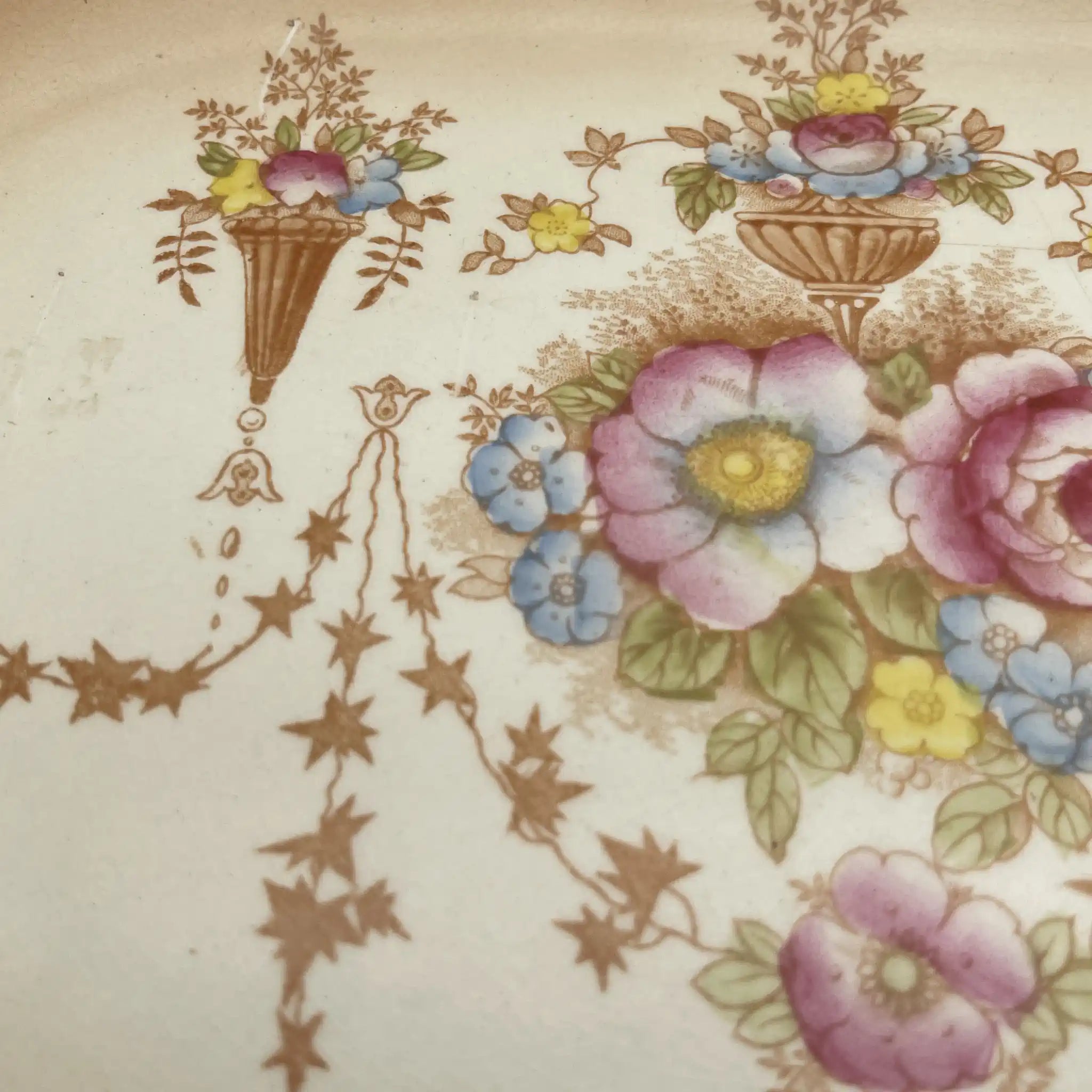 【アンティーク】 サービングプレート (大皿) / Crown Devon (クラウンデボン) / Spring / 1910年代 / 陶器 / イギリス / 銅板転写, 手彩色 金彩