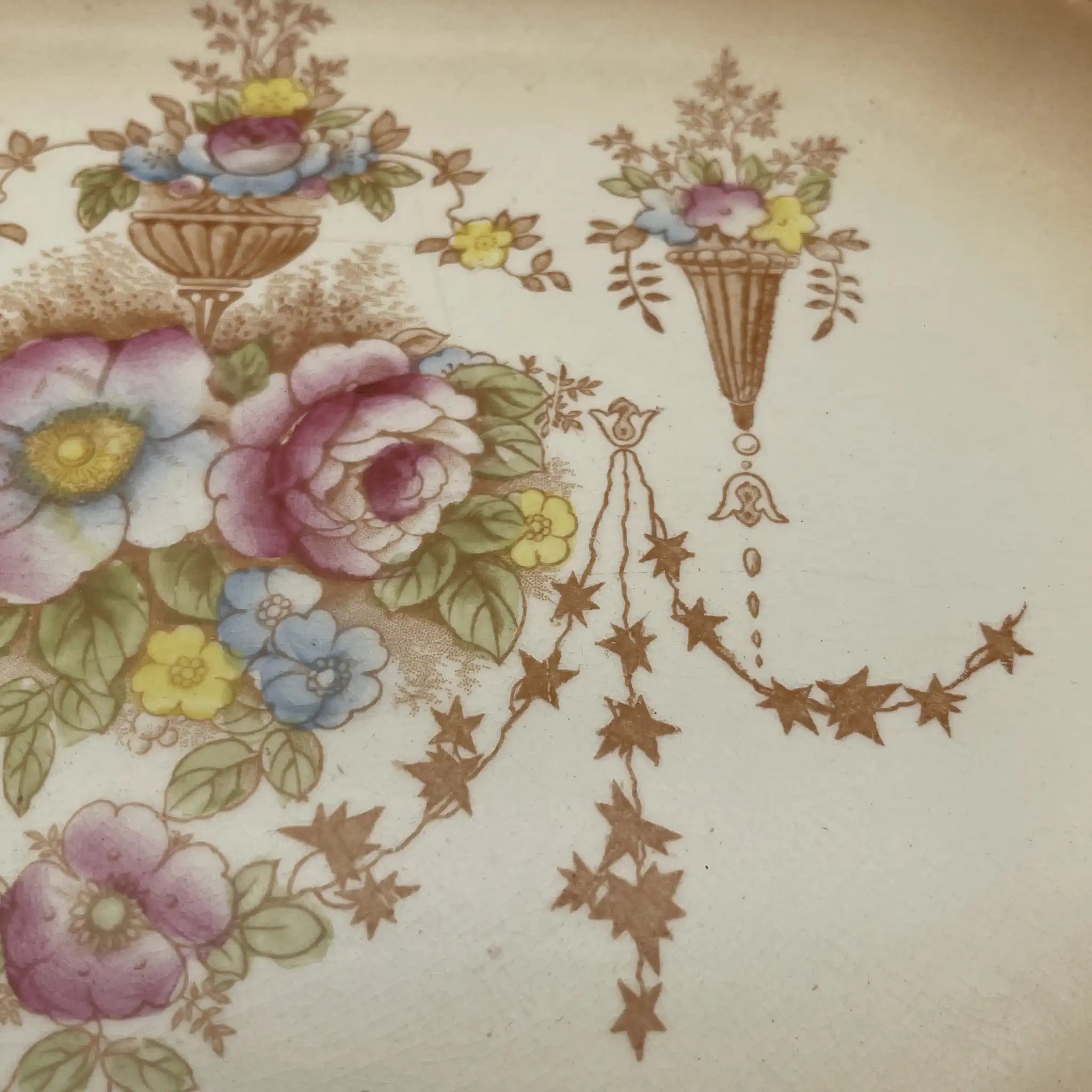 【アンティーク】 サービングプレート (大皿) / Crown Devon (クラウンデボン) / Spring / 1910年代 / 陶器 / イギリス / 銅板転写, 手彩色 金彩