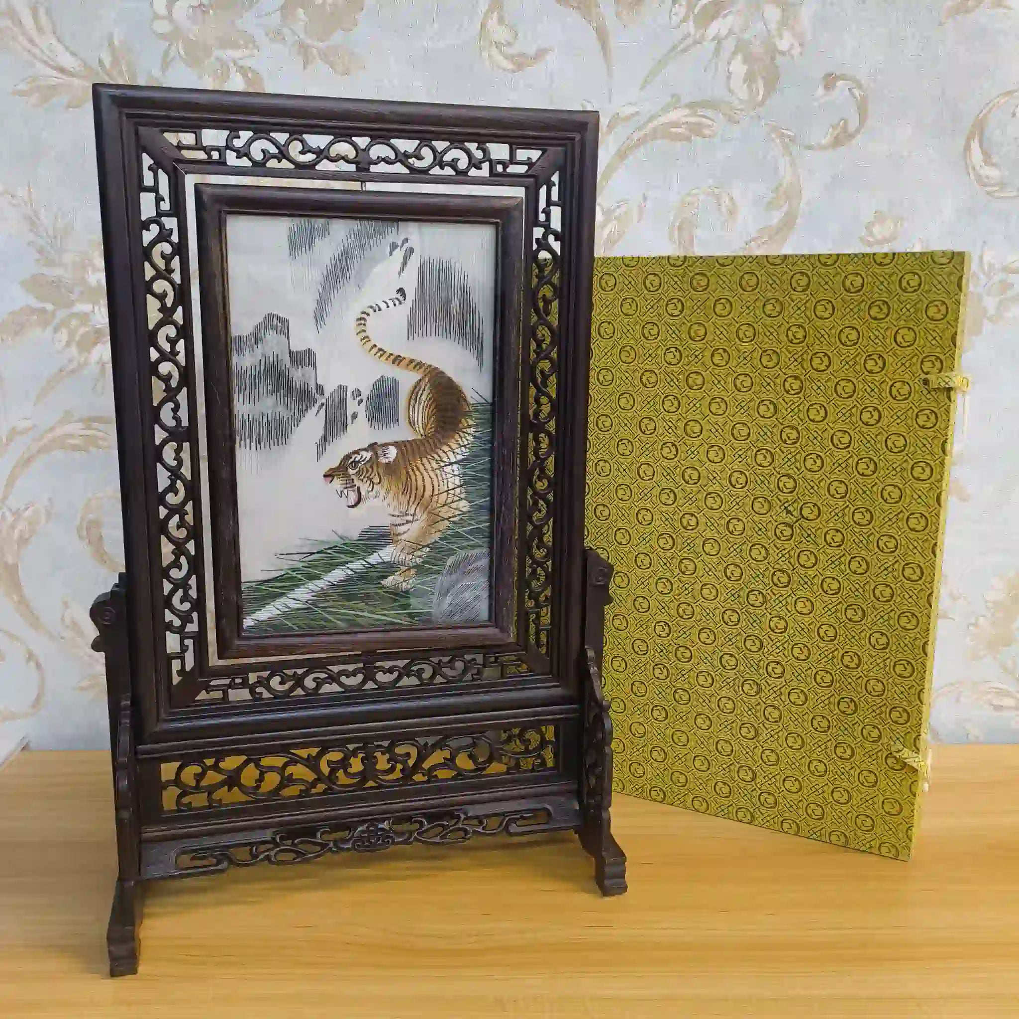 【アート/装飾品】 蘇州刺繍 (両面刺繍) / 推定20C後期 / 絹 / 中国 / 虎, 透かし彫り