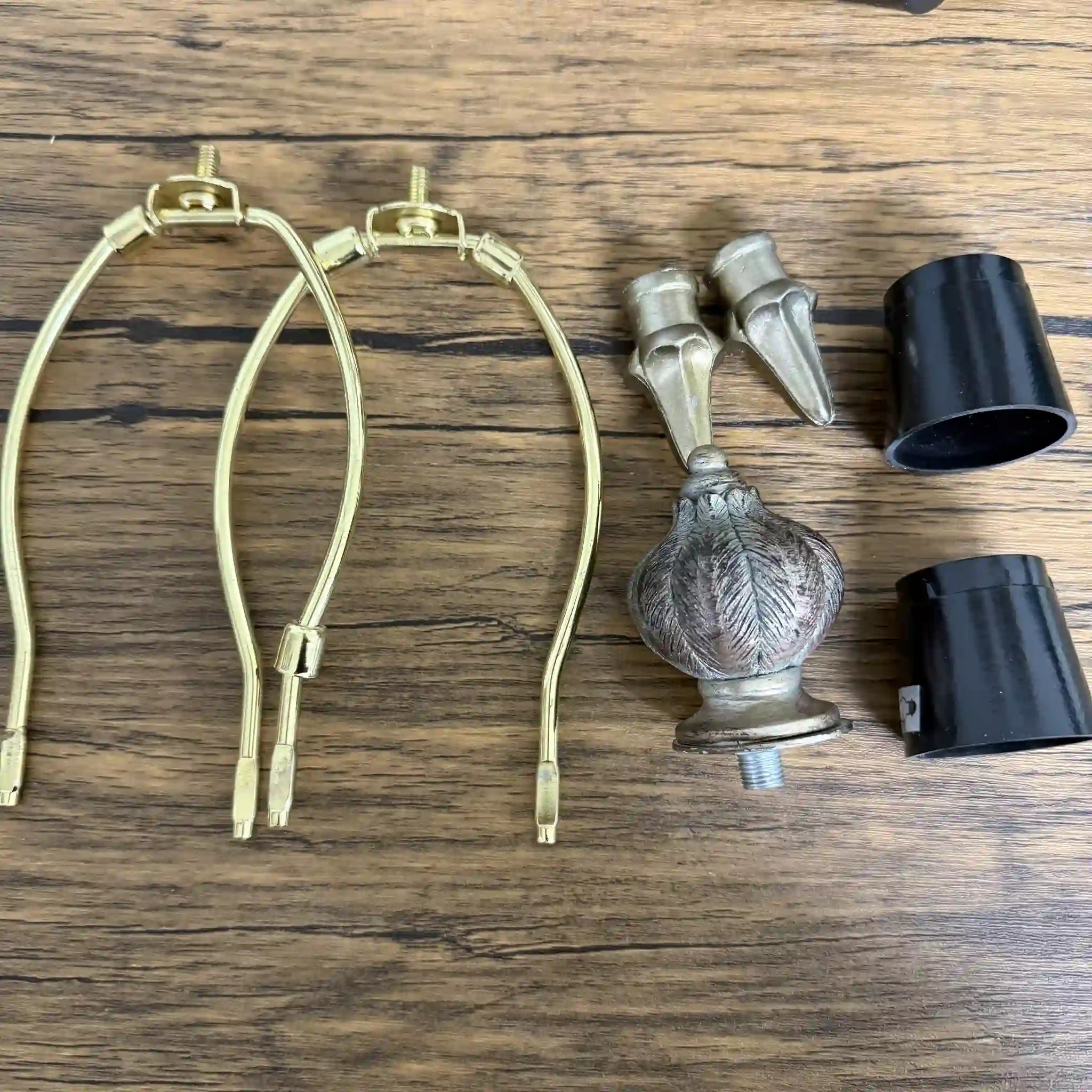 【リユース】 アンティーク調テーブルランプ / 鋳物 / 中国 / イギリス市場向け製品、ヴィクトリアン様式, アカンサス装飾