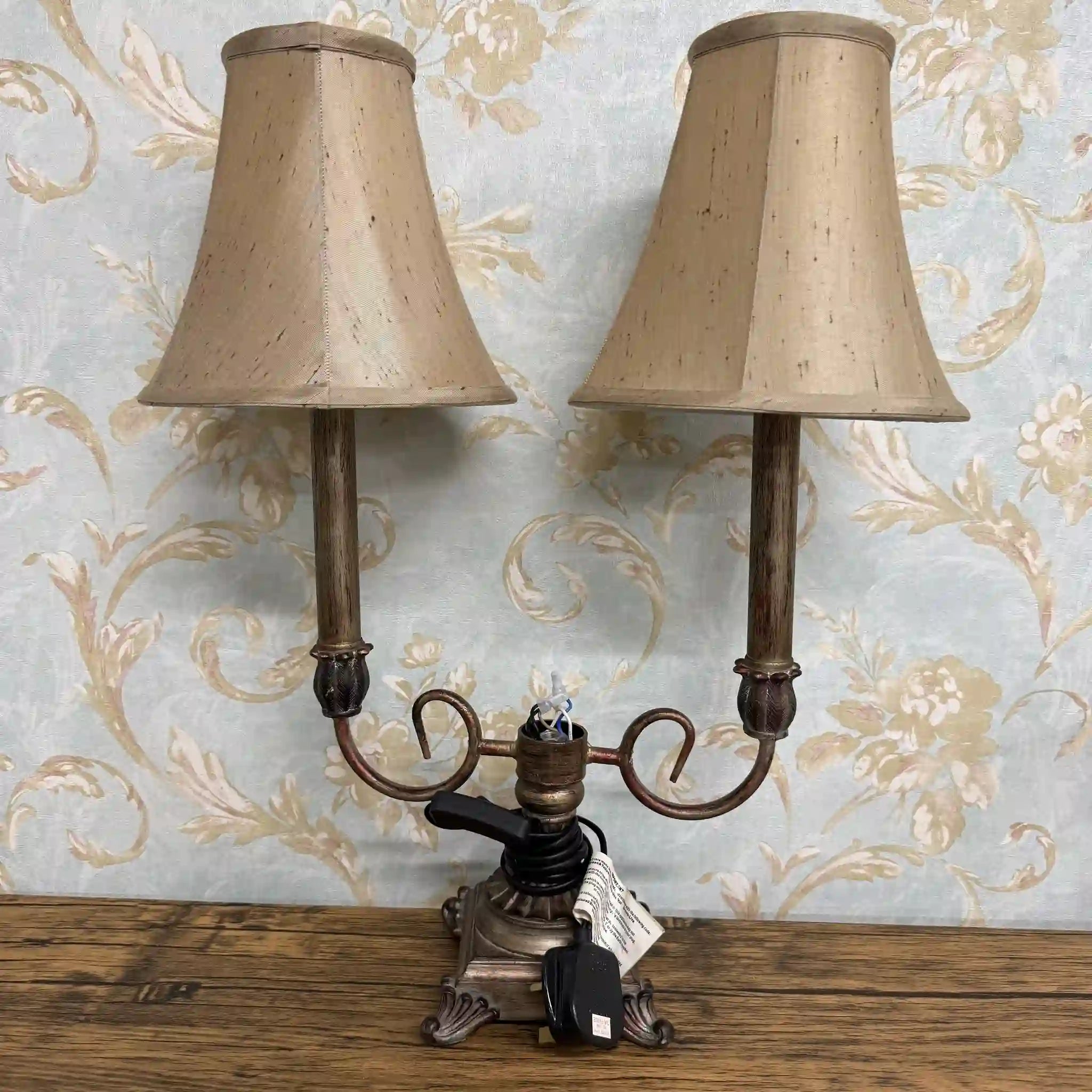 【リユース】 アンティーク調テーブルランプ / 鋳物 / 中国 / イギリス市場向け製品、ヴィクトリアン様式, アカンサス装飾