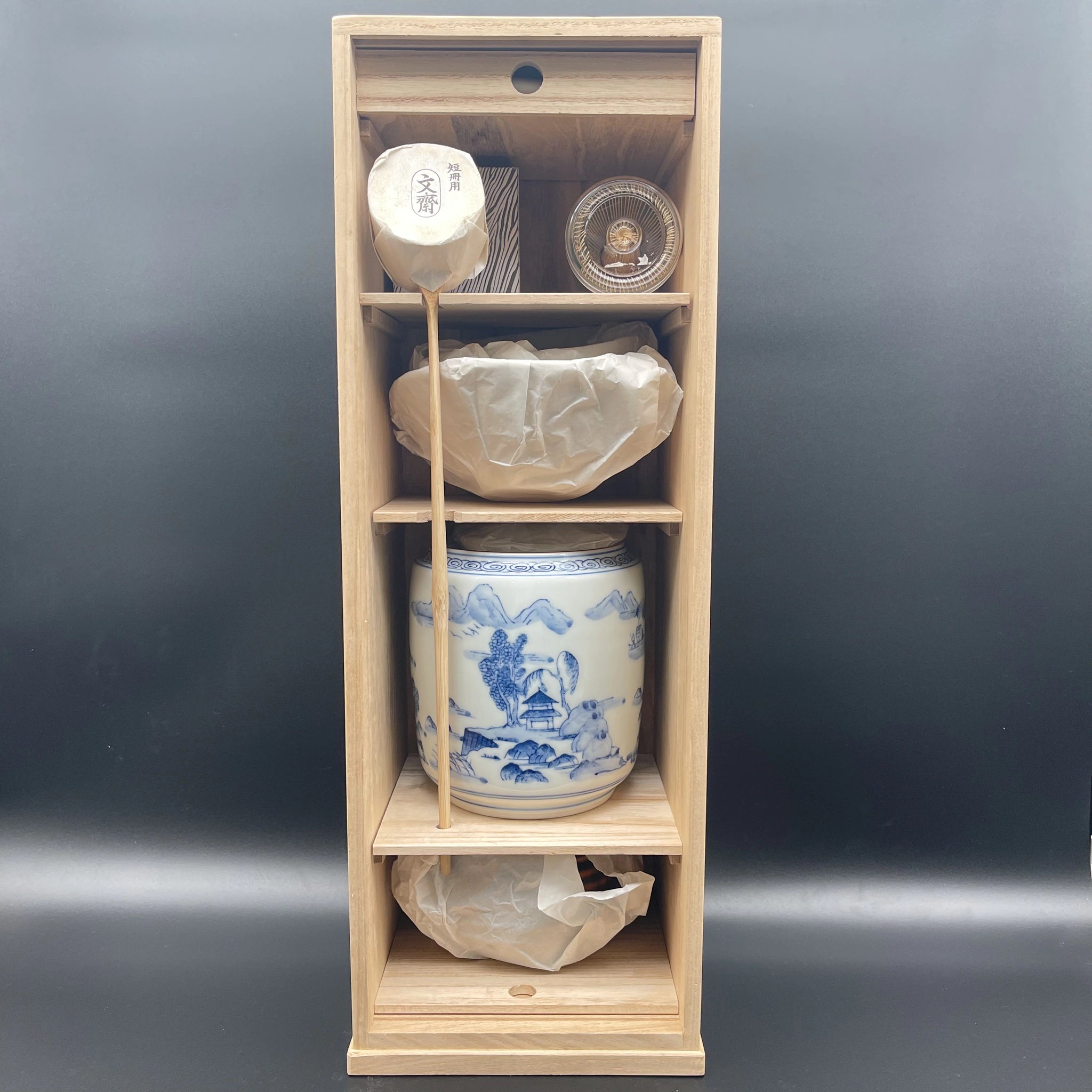 【骨董品】 茶道具一式 / 茶棚,茶碗,茶入れ,薄茶 ,茶筅,茶杓,建水,蓋置,箱,未使用