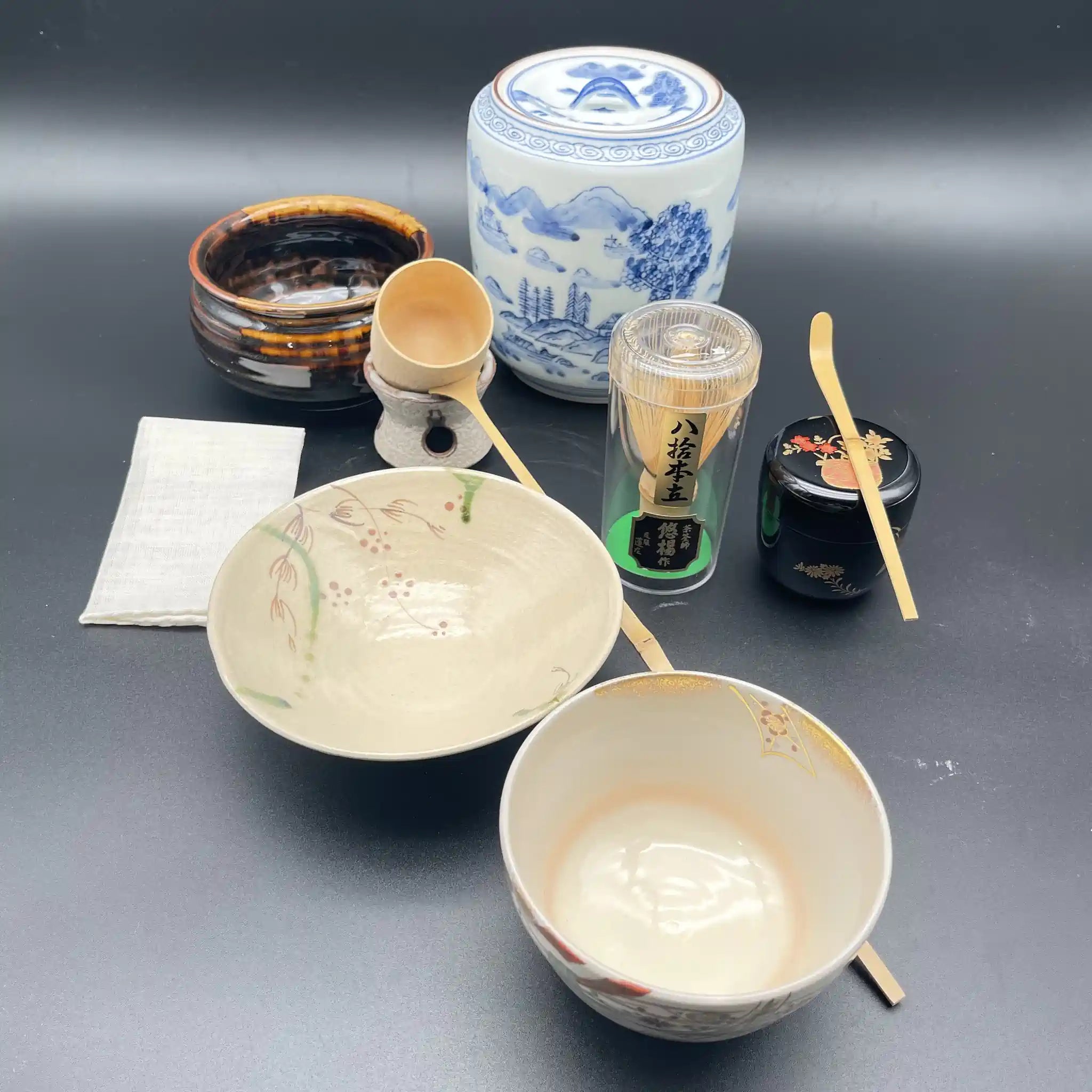 【骨董品】 茶道具一式 / 茶棚,茶碗,茶入れ,薄茶 ,茶筅,茶杓,建水,蓋置,箱,未使用