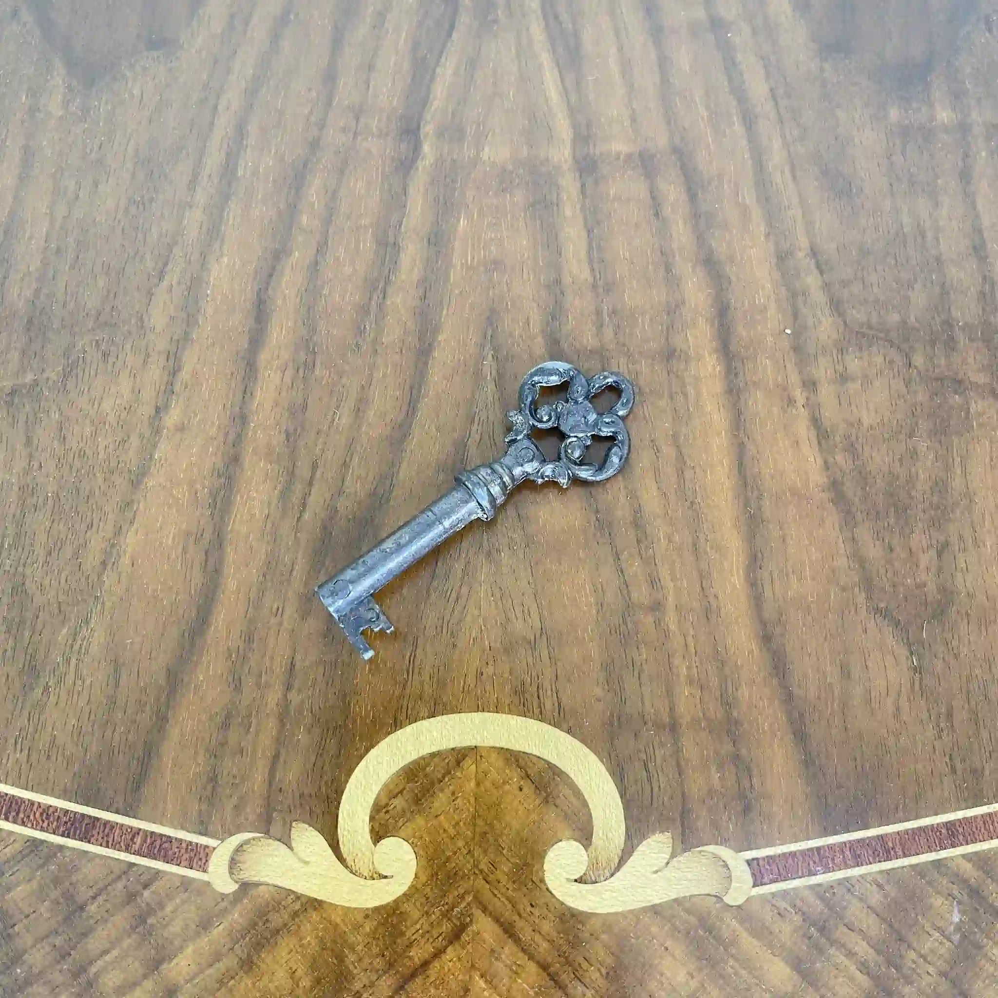 【アンティーク】 サーペンタイン型チェスト / フランス / 象嵌,猫脚