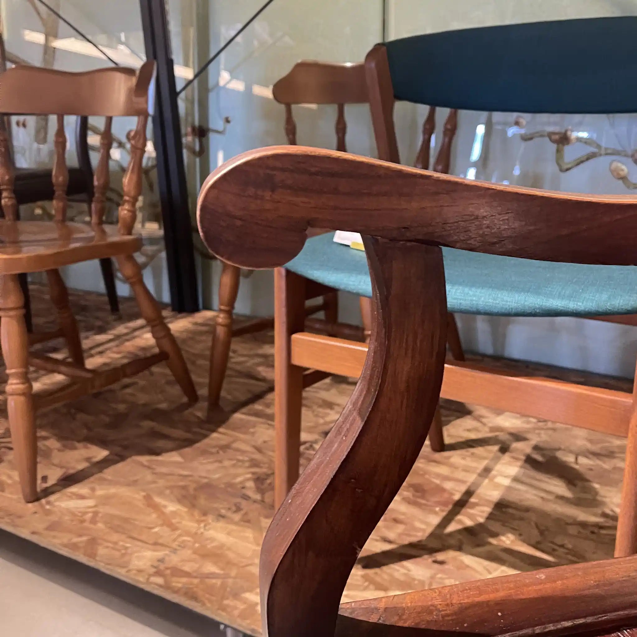 【アンティーク】 カーバーエルボーチェア / スクロールアーム / チーク材 / イギリス / イギリス直輸入