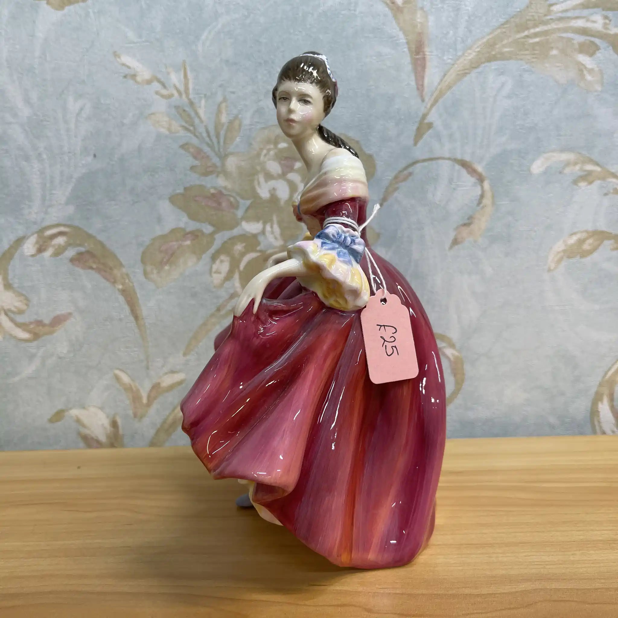 【ビンテージ】 フィギュリン (陶磁器人形) / Royal Doulton / Southern Belle / 20C中後期 / Bone China / イギリス / Peggy Davies, ハンドペイント