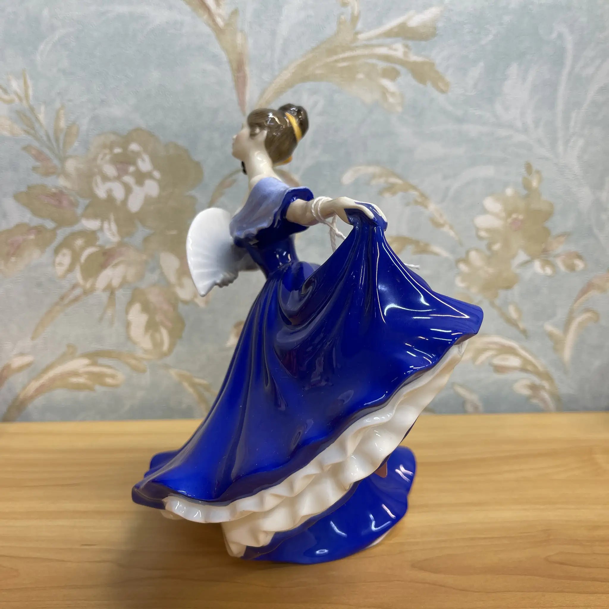 【リユース】 フィギュリン (陶磁器人形) / Royal Doulton / Elaine / 20C後期 / Bone China / イギリス / Peggy Davies, ハンドペイント