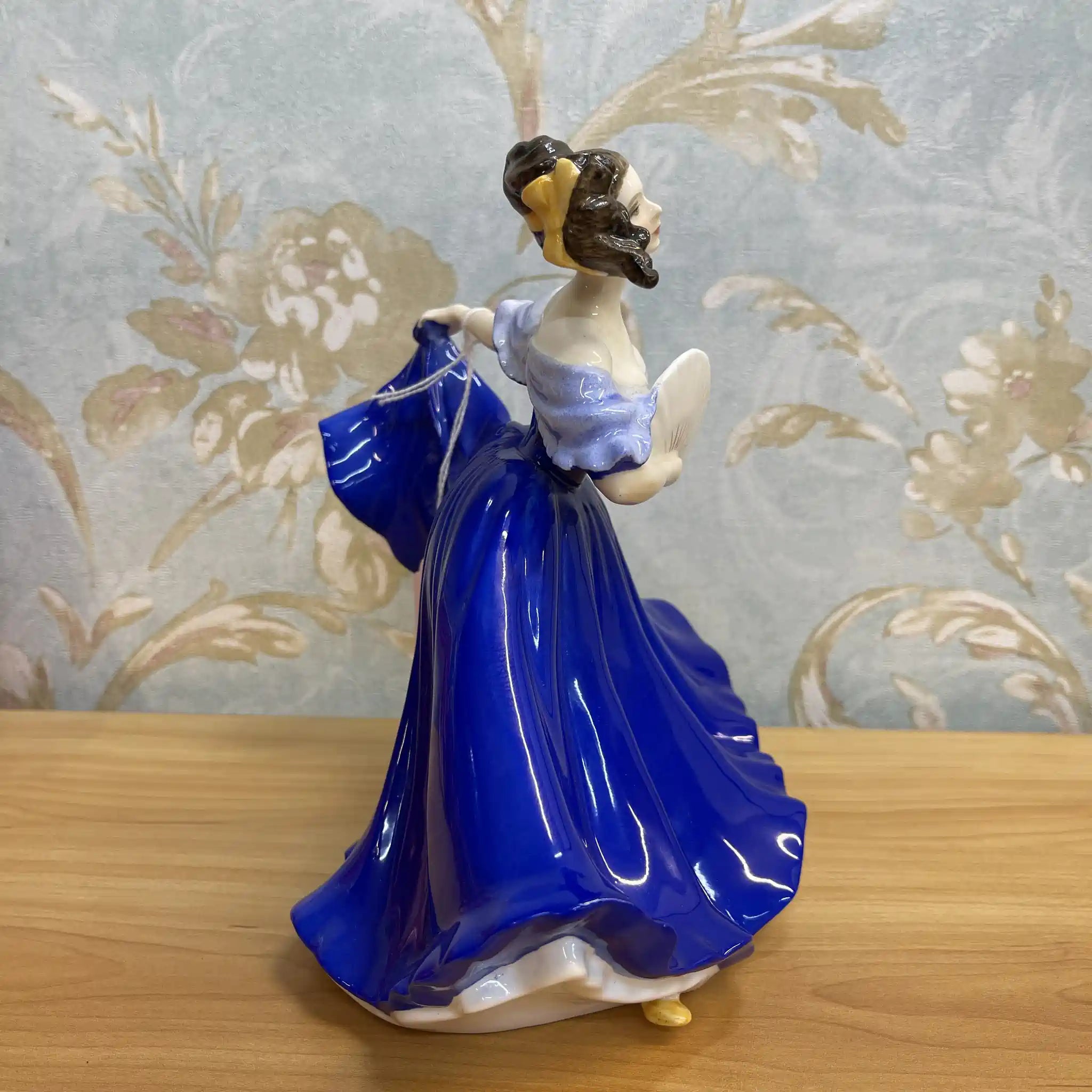 【リユース】 フィギュリン (陶磁器人形) / Royal Doulton / Elaine / 20C後期 / Bone China / イギリス / Peggy Davies, ハンドペイント