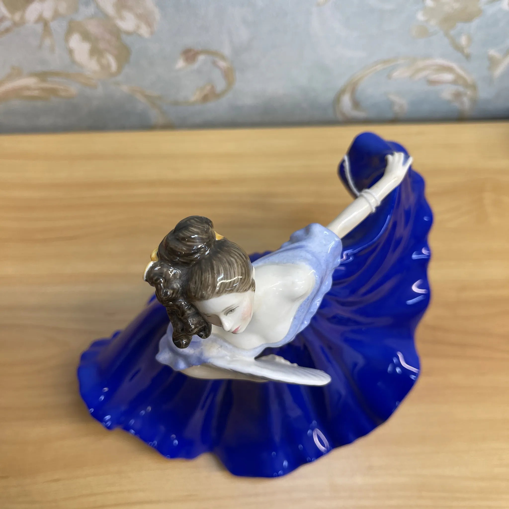 【リユース】 フィギュリン (陶磁器人形) / Royal Doulton / Elaine / 20C後期 / Bone China / イギリス / Peggy Davies, ハンドペイント