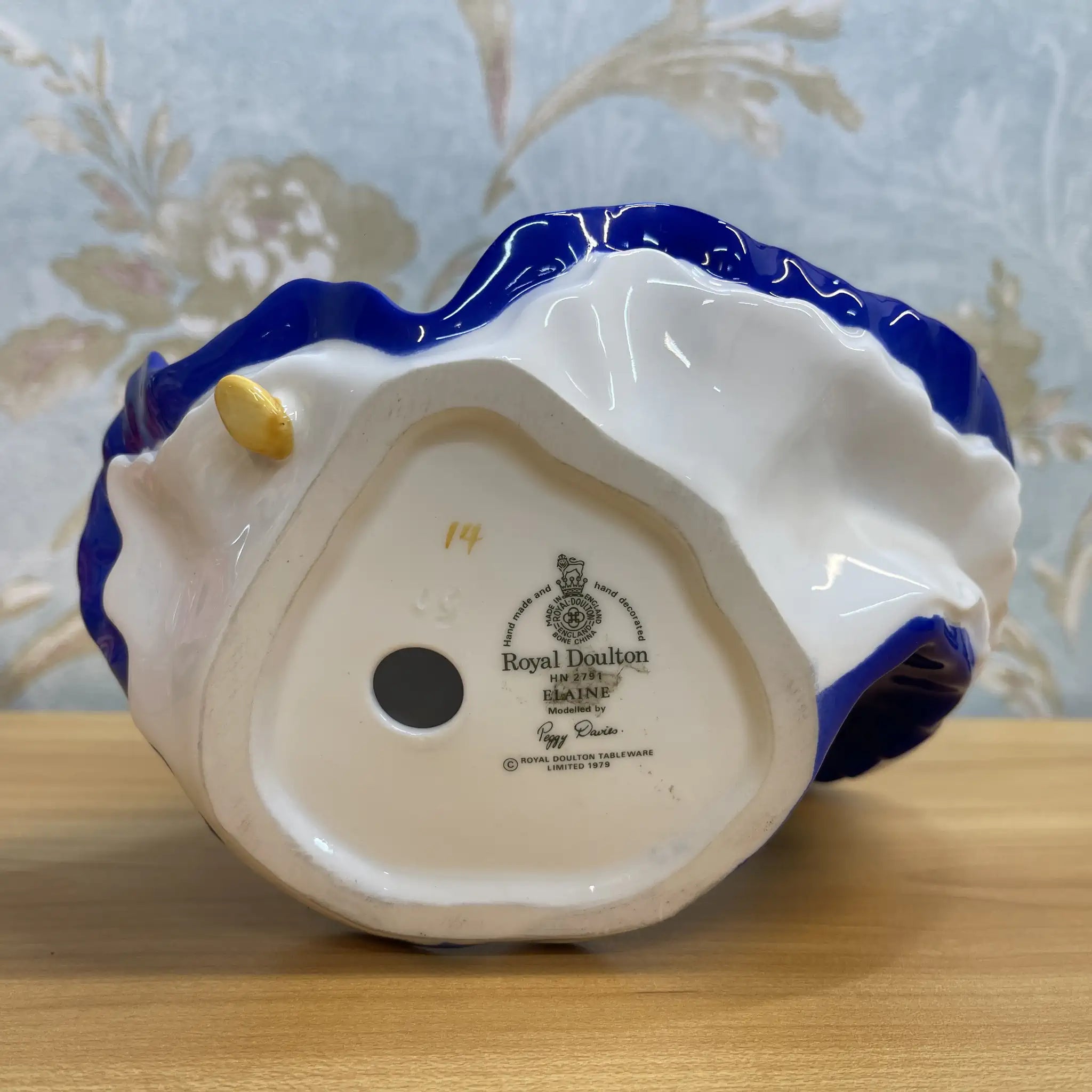 【リユース】 フィギュリン (陶磁器人形) / Royal Doulton / Elaine / 20C後期 / Bone China / イギリス / Peggy Davies, ハンドペイント
