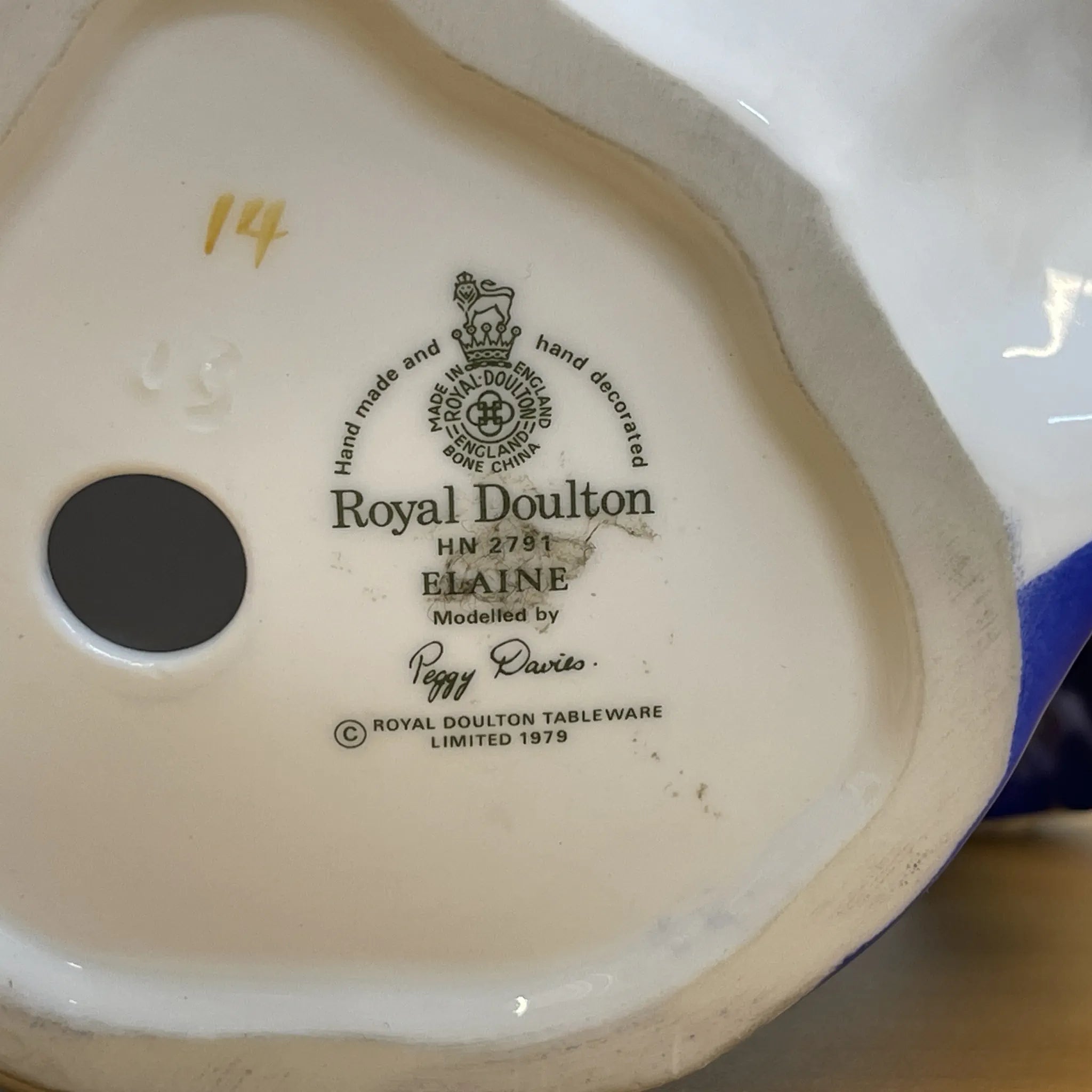 【リユース】 フィギュリン (陶磁器人形) / Royal Doulton / Elaine / 20C後期 / Bone China / イギリス / Peggy Davies, ハンドペイント