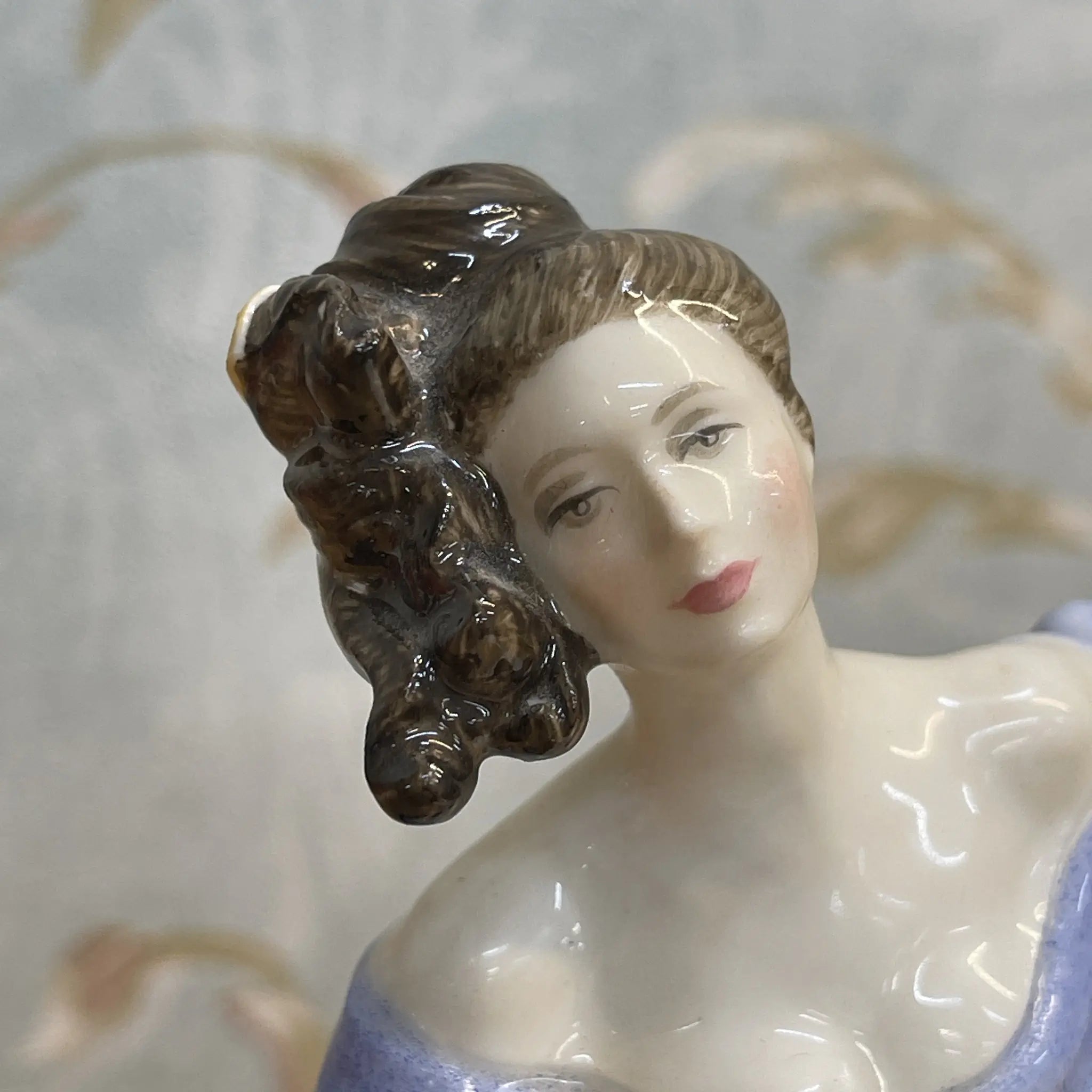 【リユース】 フィギュリン (陶磁器人形) / Royal Doulton / Elaine / 20C後期 / Bone China / イギリス / Peggy Davies, ハンドペイント