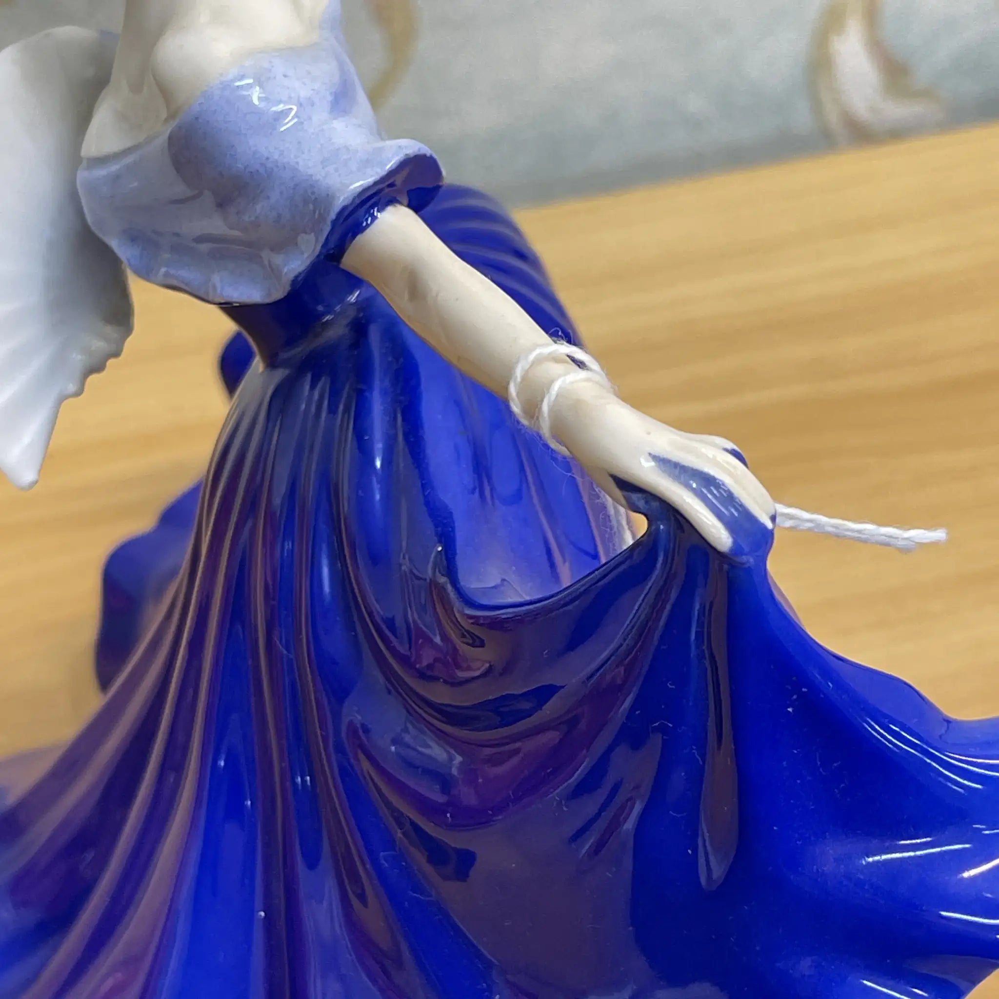 【リユース】 フィギュリン (陶磁器人形) / Royal Doulton / Elaine / 20C後期 / Bone China / イギリス / Peggy Davies, ハンドペイント