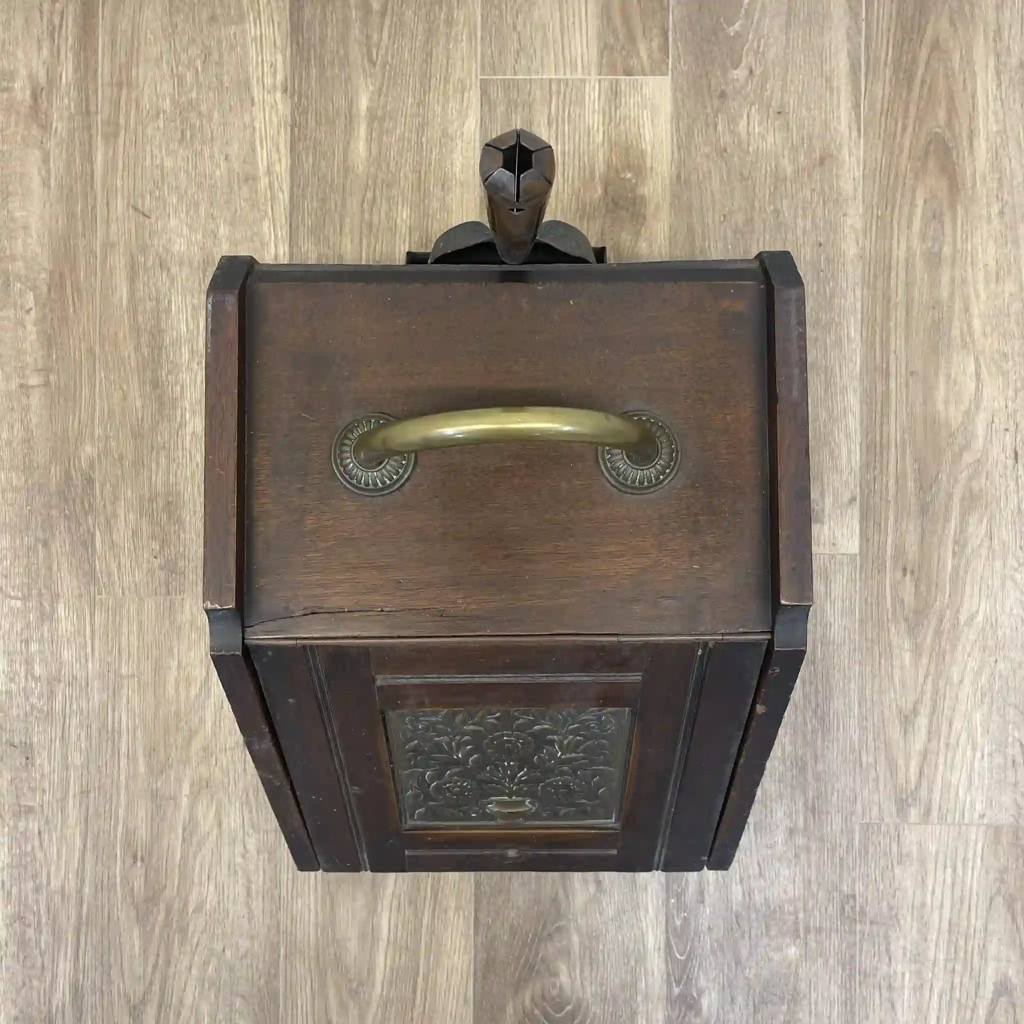 【アンティーク】 コール・スカットル(炭桶) / ヴィクトリアン様式 / 1890〜1910年代 / イギリス / 手打ち真鍮,傾斜扉