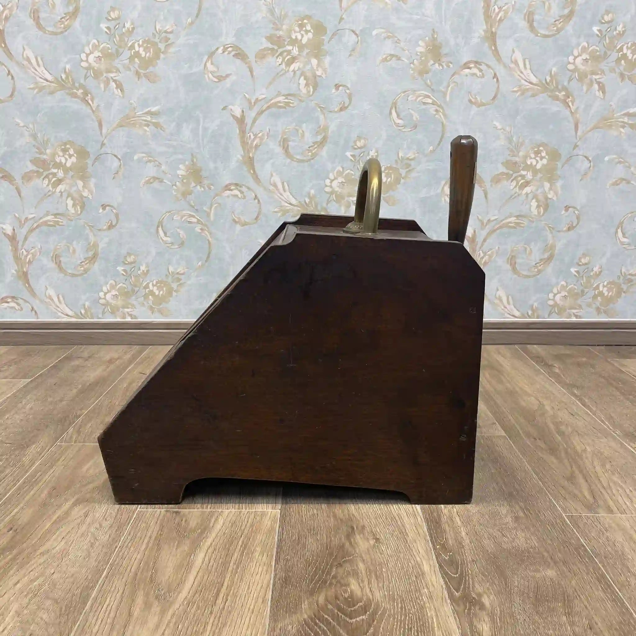 【アンティーク】 コール・スカットル(炭桶) / ヴィクトリアン様式 / 1890〜1910年代 / イギリス / 手打ち真鍮,傾斜扉