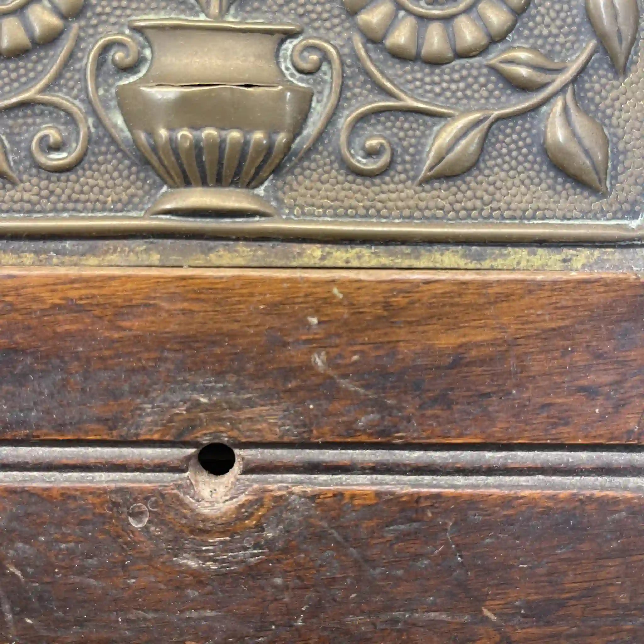 【アンティーク】 コール・スカットル(炭桶) / ヴィクトリアン様式 / 1890〜1910年代 / イギリス / 手打ち真鍮,傾斜扉