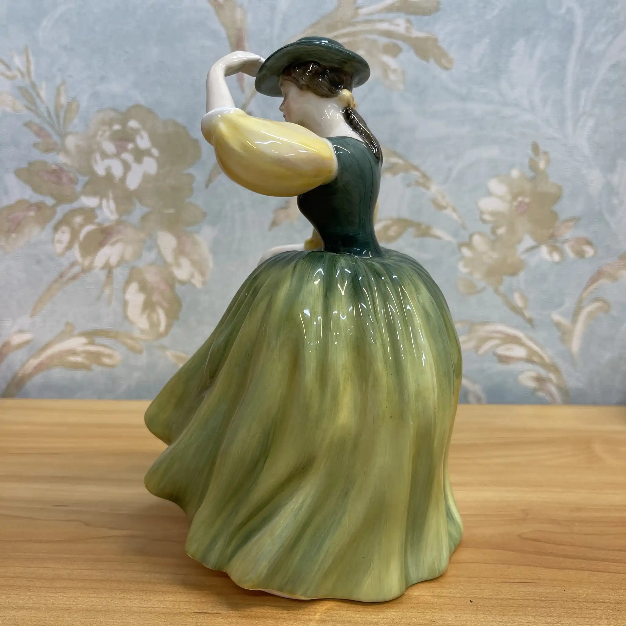 【ビンテージ】 フィギュリン (陶磁器人形) / Royal Doulton / Buttercup / 20C中後期 / Bone China / イギリス / Peggy Davies, ハンドペイント
