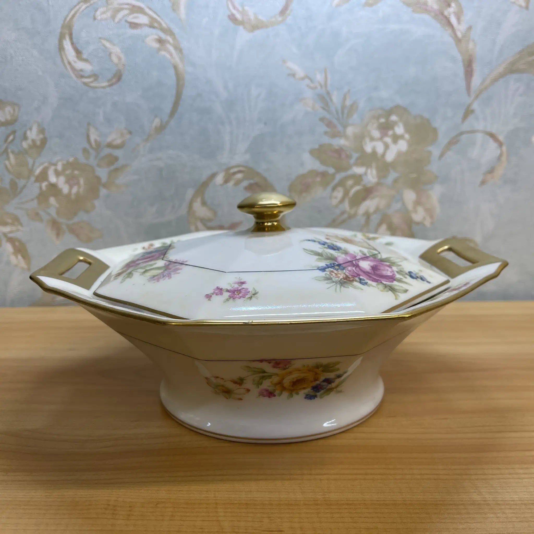 【アンティーク】 蓋付きベジタブルディッシュ (チュリーン) / Theodore Haviland (セオドア・アビランド) / Nosegay / 推定20C前中期 / 磁器 / フランス / ブーケ, 金彩, 八角形