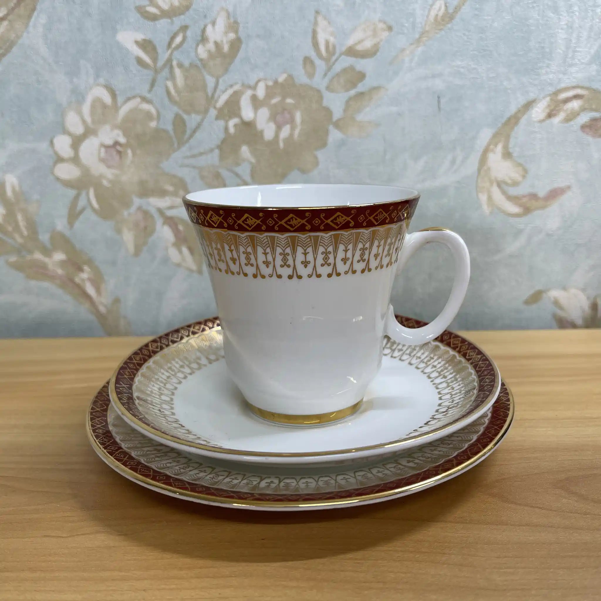 【ビンテージ】 トリオ(C&S+デザートプレート)2P / Royal Grafton / Majestic / 推定20C中期 / Fine Bone China / イギリス / 金彩