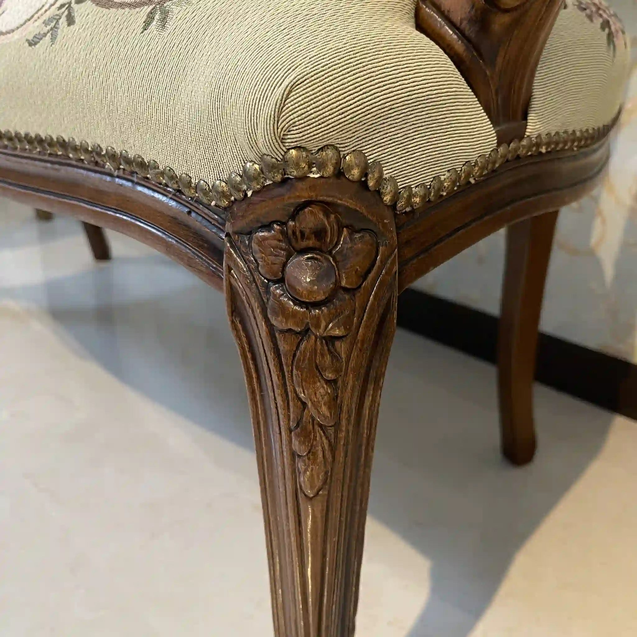 Antique Seti / Louis XV style / Late 20th century (presumably) / Beech Gobelin / Italy