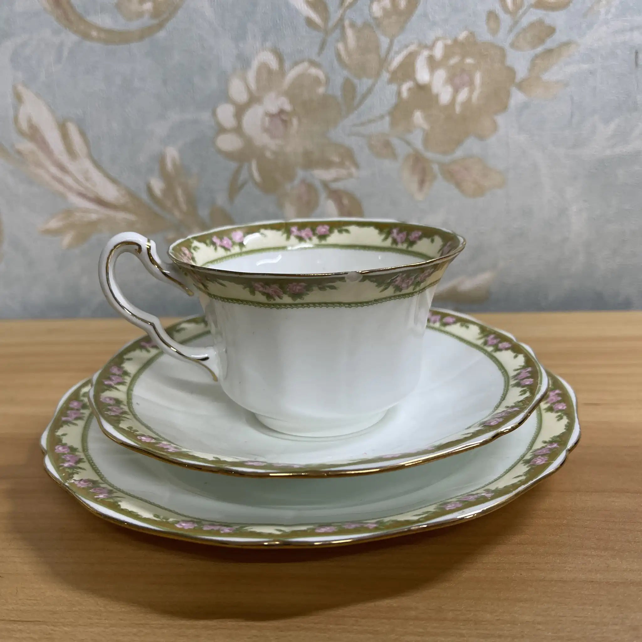 【アンティーク】 トリオ(C&S+デザートプレート)2P / E. Hughes / Paladin China / 推定20C中期 / 磁器 / イギリス / 薔薇