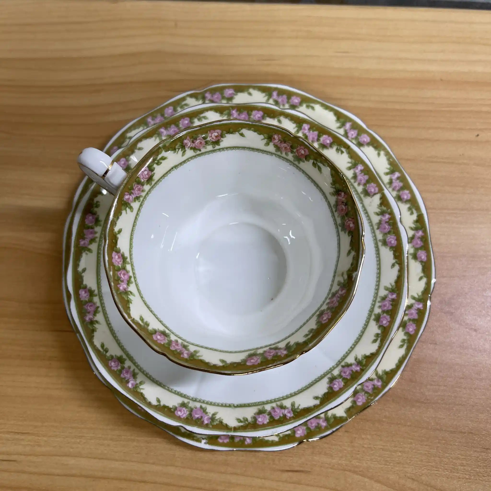 【アンティーク】 トリオ+ソーサー / E. Hughes / Paladin China / 推定20C中期 / 磁器 / イギリス / 薔薇