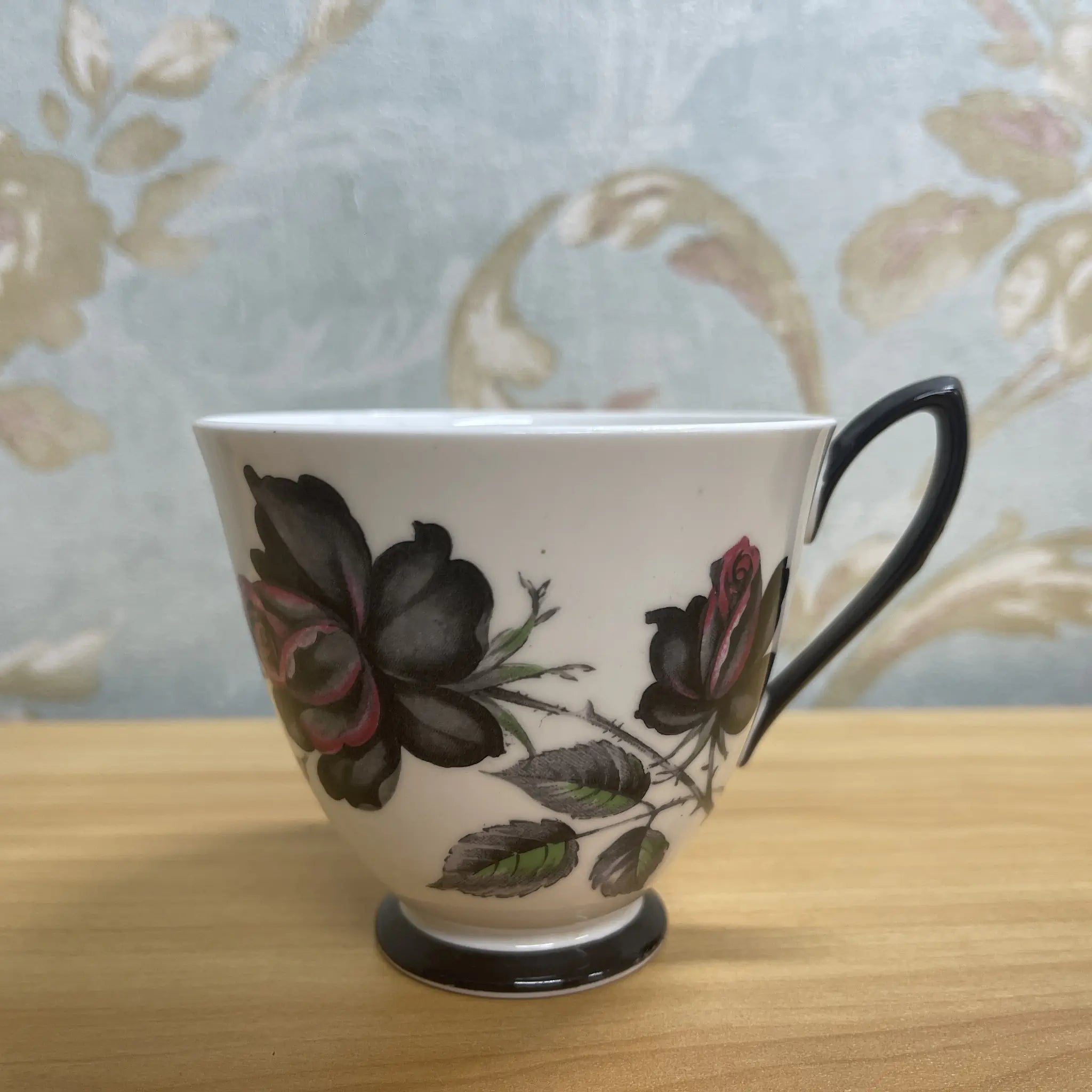 【复古】三重奏(c&s +甜点盘)2p / Royal Albert / Masquerade /估计20c中期/ Bone China /英国/黑玫瑰