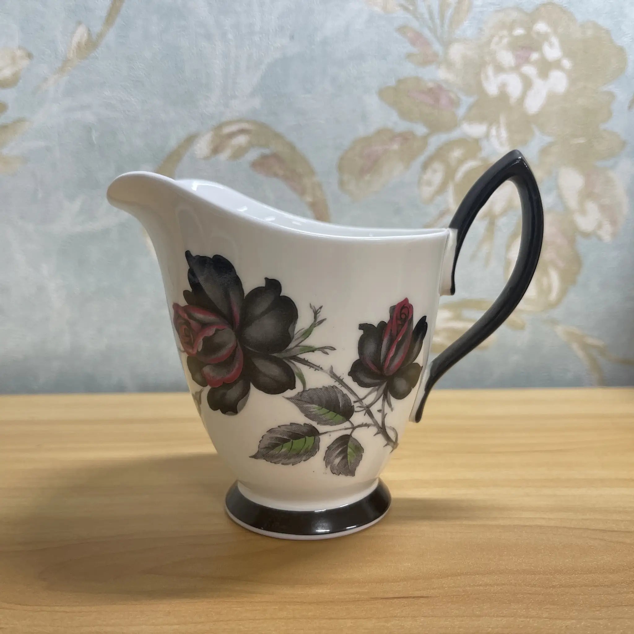 【复古】奶油/ Royal Albert / Masquerade /估计20c中期/ Bone China /英国/黑玫瑰