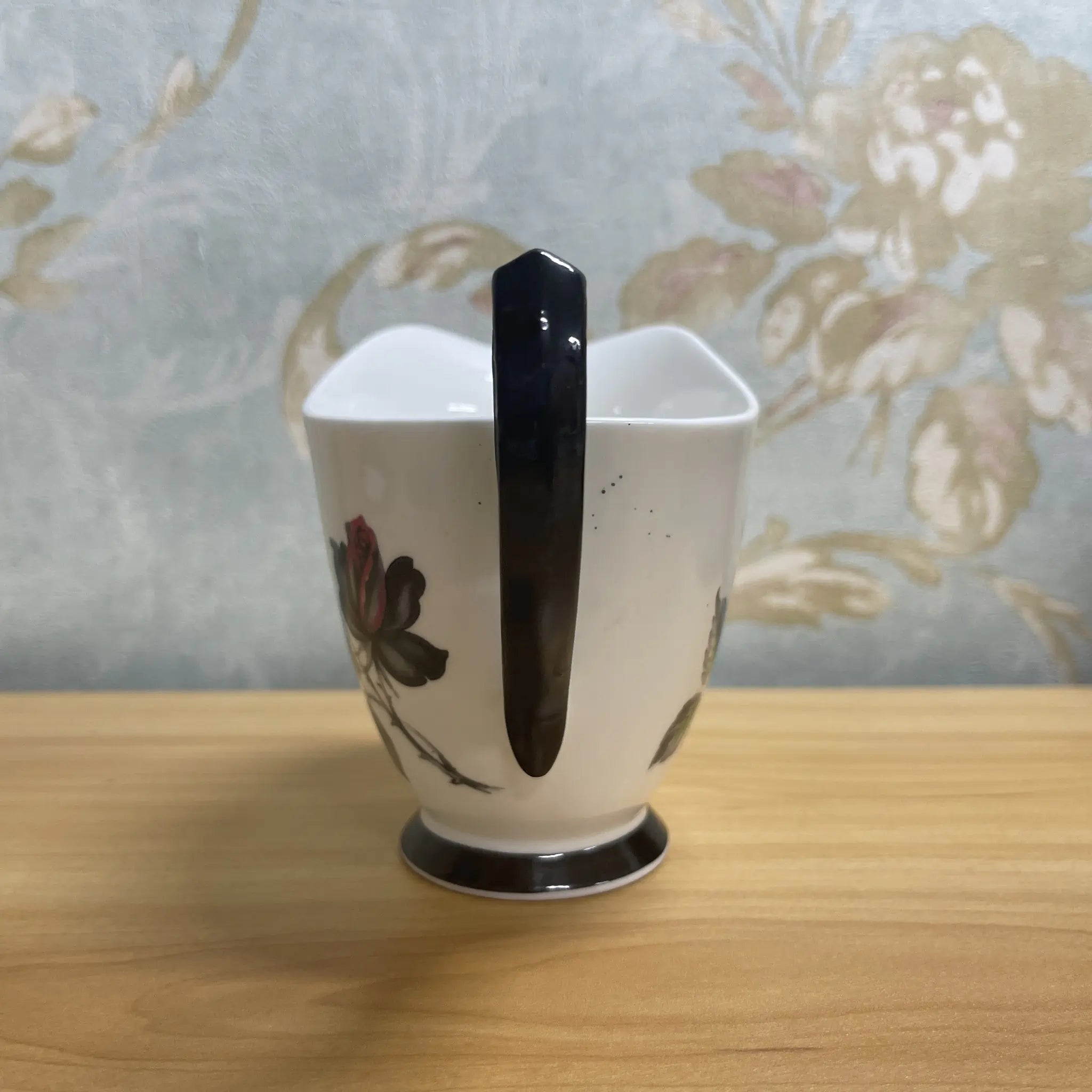 【复古】奶油/ Royal Albert / Masquerade /估计20c中期/ Bone China /英国/黑玫瑰