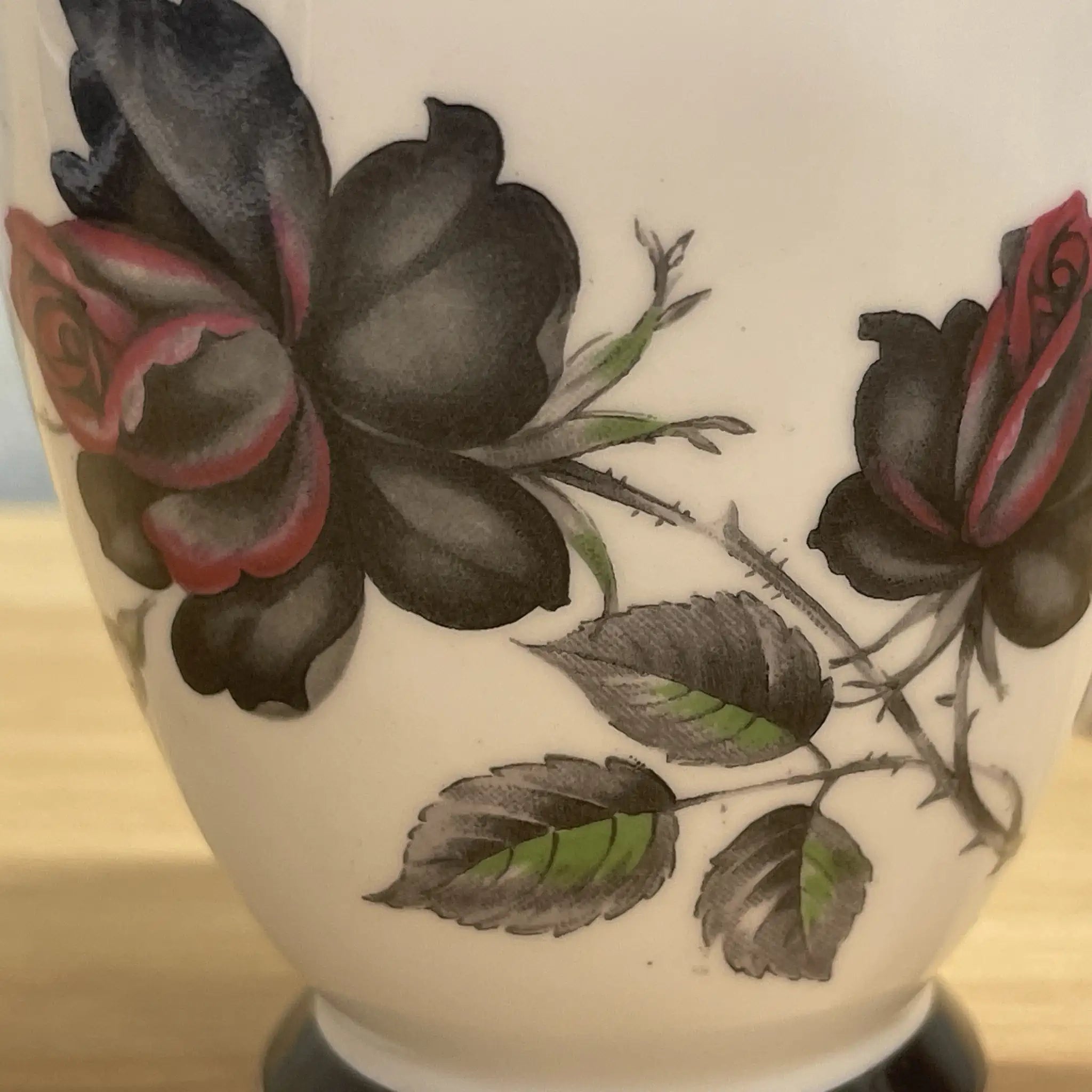 【复古】奶油/ Royal Albert / Masquerade /估计20c中期/ Bone China /英国/黑玫瑰