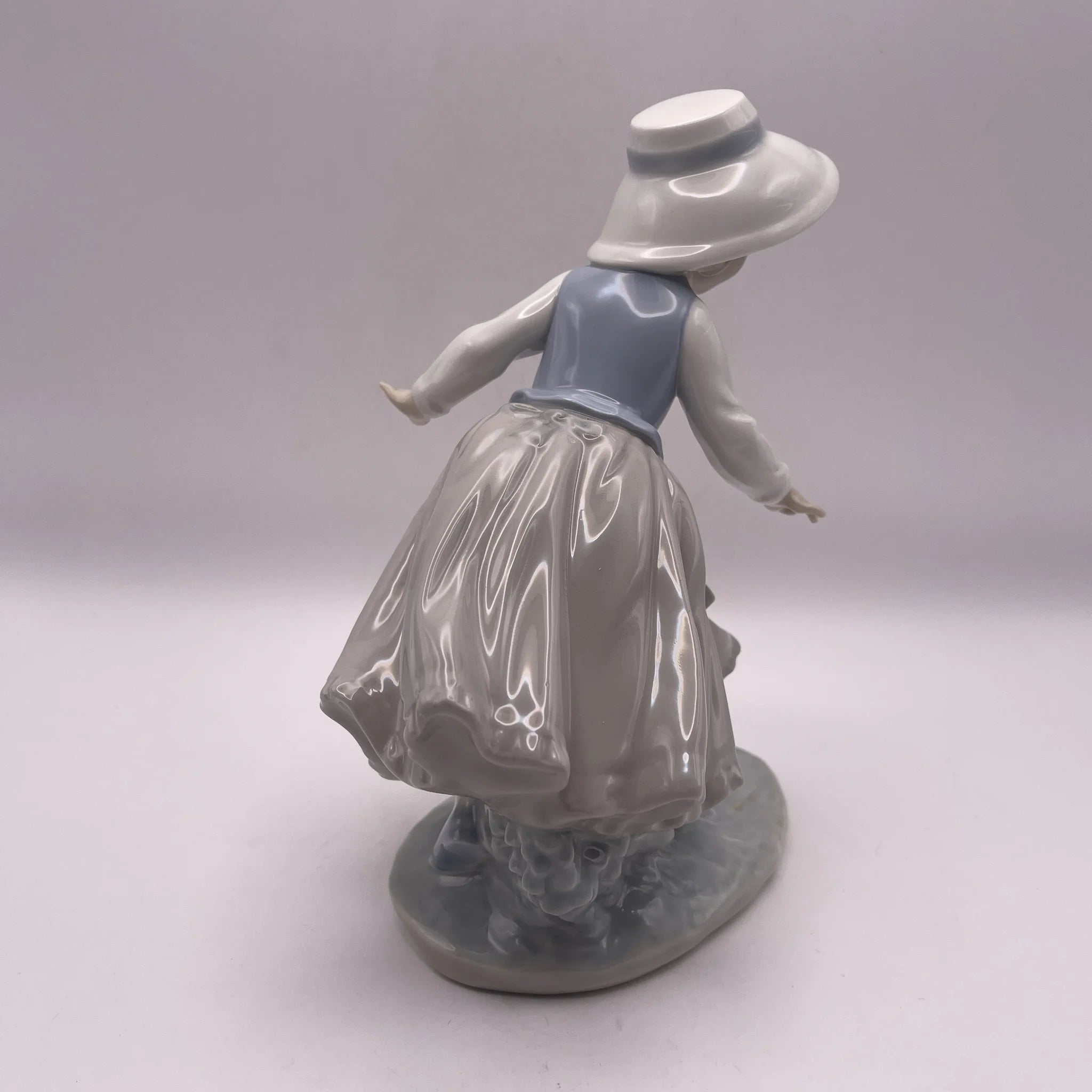 【リユース】 フィギュリン人形 / NAO by Lladro(ナオ バイ リヤドロ) / 1980年代 / スペイン