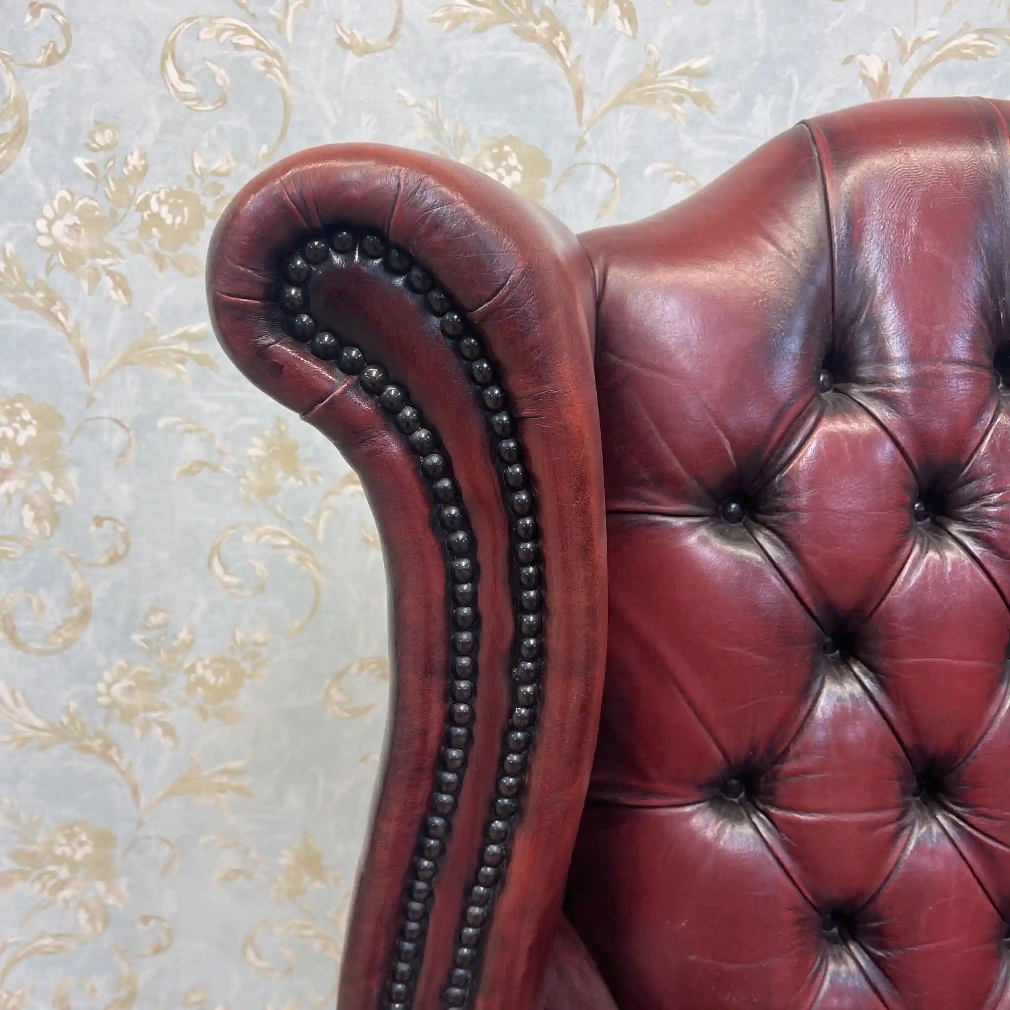 【アンティーク】 チェスターフィールドチェア / 20世紀後期(推定) / 本革 / イギリス / ボタン締め, 飾り鋲, 総革張り