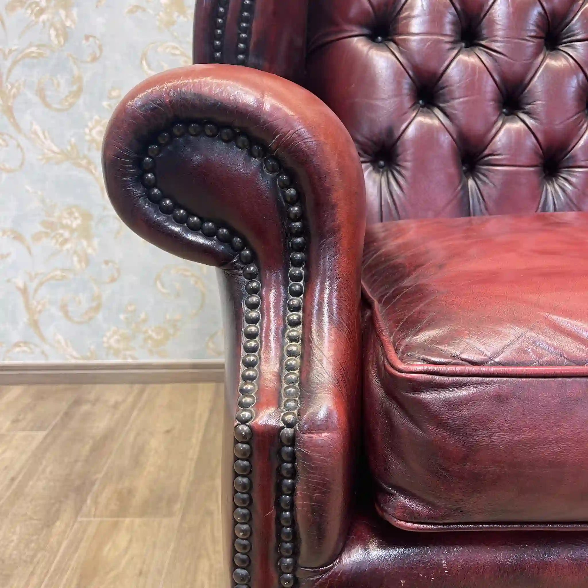 【アンティーク】 チェスターフィールドチェア / 20世紀後期(推定) / 本革 / イギリス / ボタン締め, 飾り鋲, 総革張り