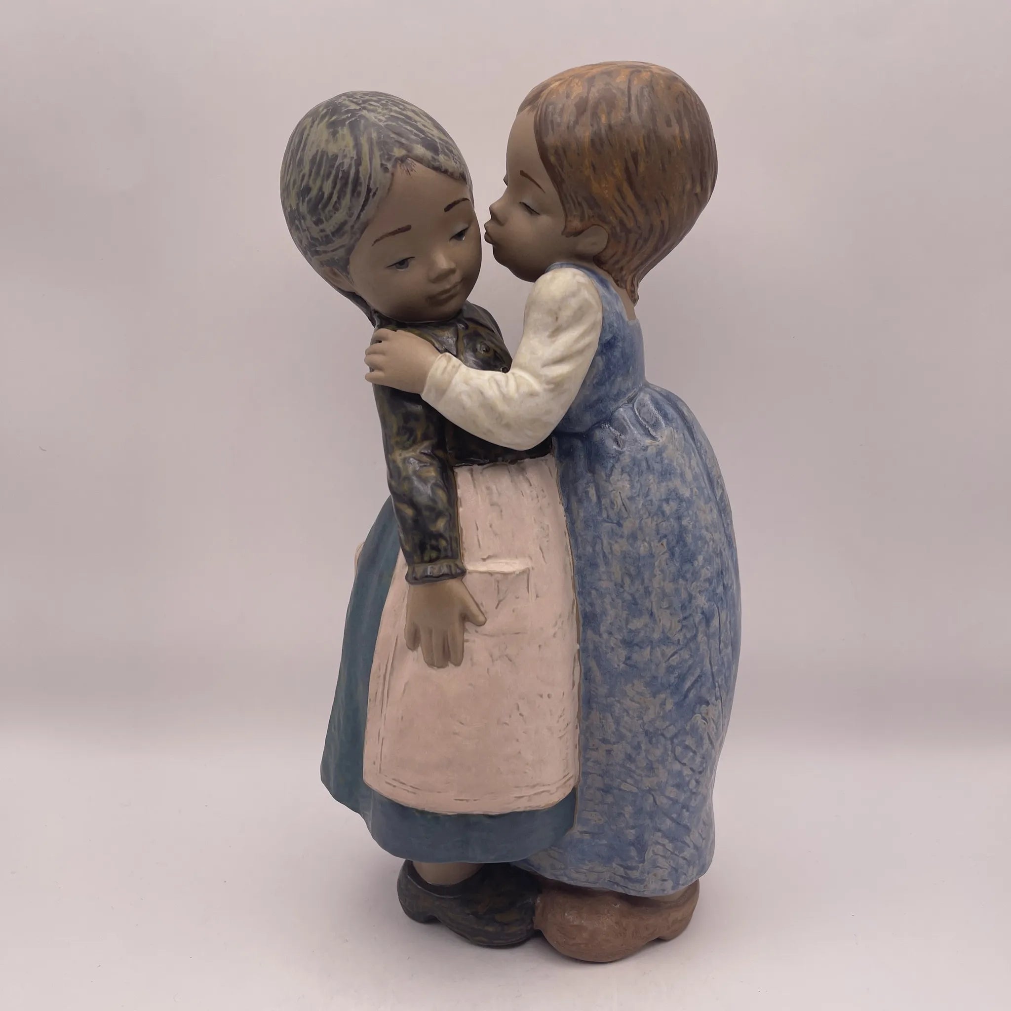 【复古】作品/ LLADRO(利雅多罗)/小吻(Little Kiss) / 1978年~ 1985年/波塞林/西班牙/ 抛光,柔和的色彩,手工瓷器