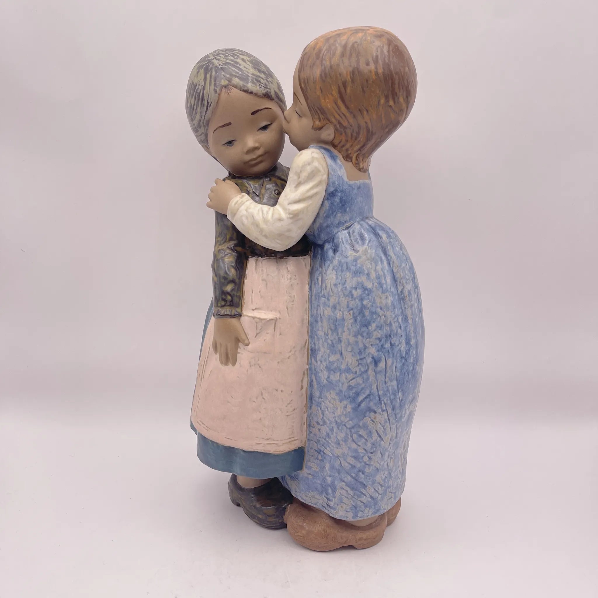 【复古】作品/ LLADRO(利雅多罗)/小吻(Little Kiss) / 1978年~ 1985年/波塞林/西班牙/ 抛光,柔和的色彩,手工瓷器