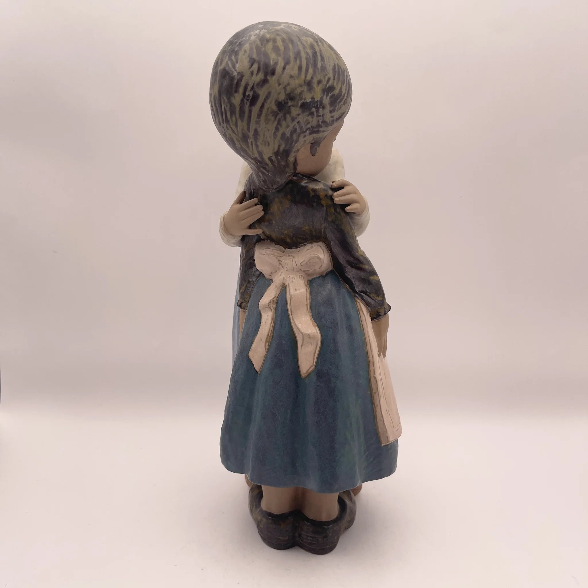 【复古】作品/ LLADRO(利雅多罗)/小吻(Little Kiss) / 1978年~ 1985年/波塞林/西班牙/ 抛光,柔和的色彩,手工瓷器