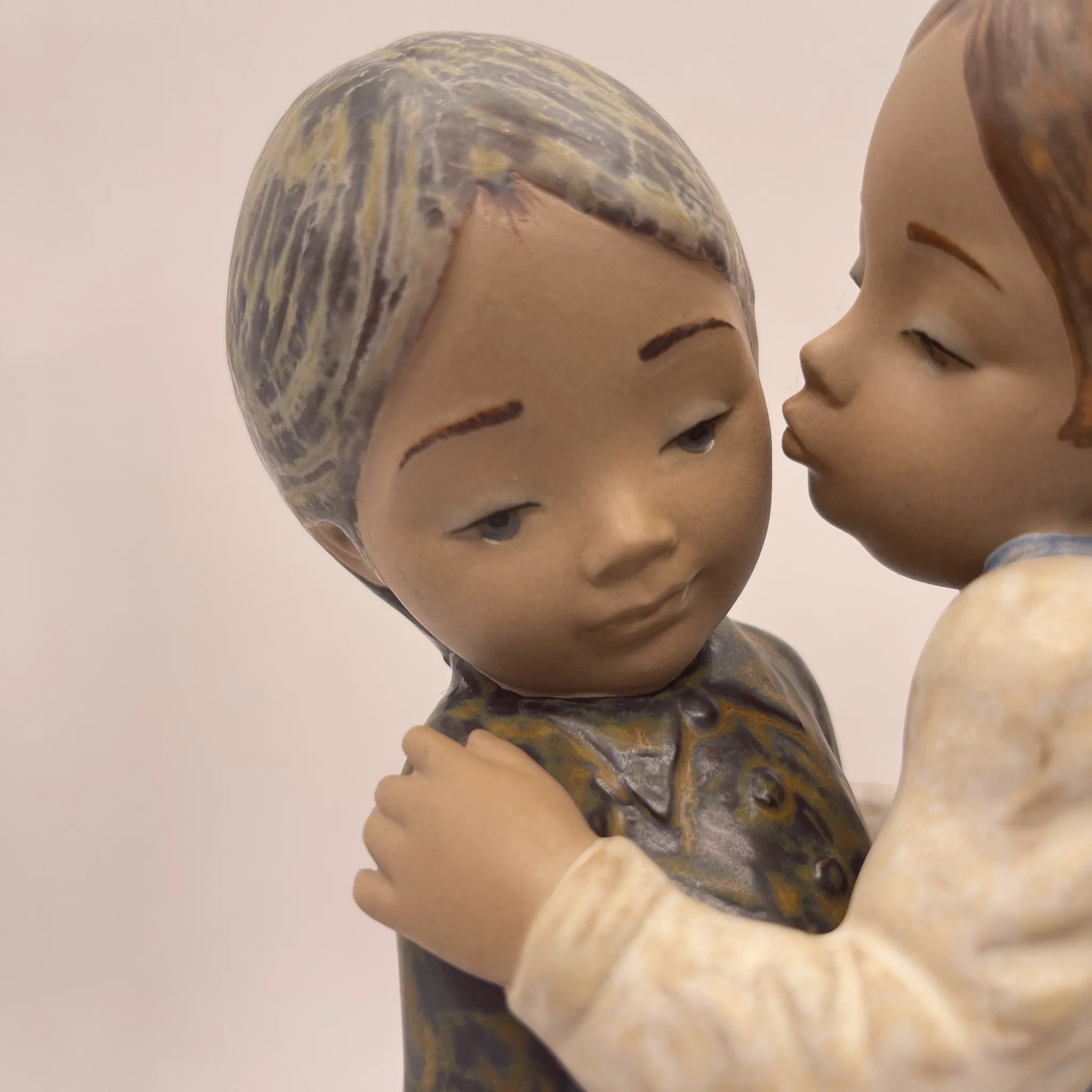 【复古】作品/ LLADRO(利雅多罗)/小吻(Little Kiss) / 1978年~ 1985年/波塞林/西班牙/ 抛光,柔和的色彩,手工瓷器