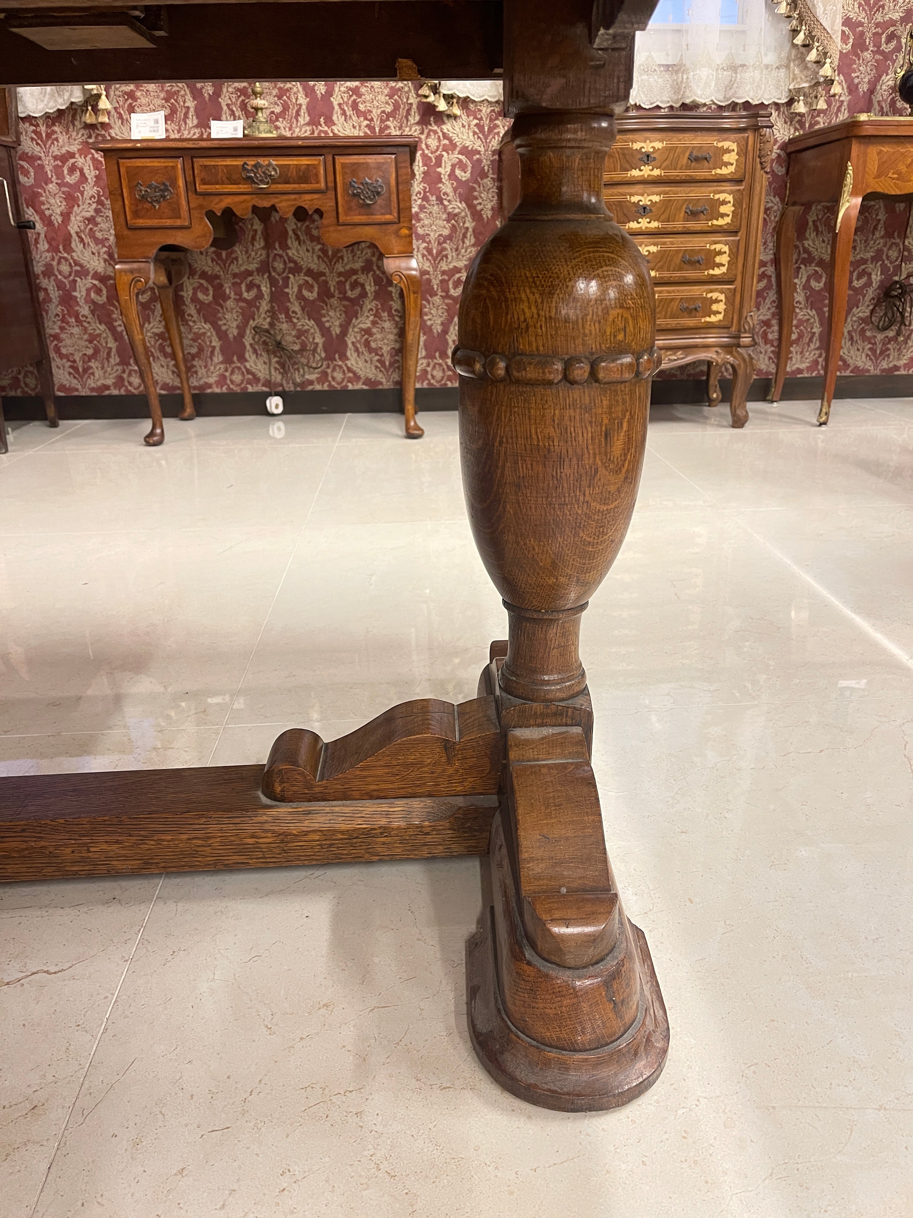 Antique draw-leaf table / Early 20th century (presumably) / Oak / British / Bourboise legs