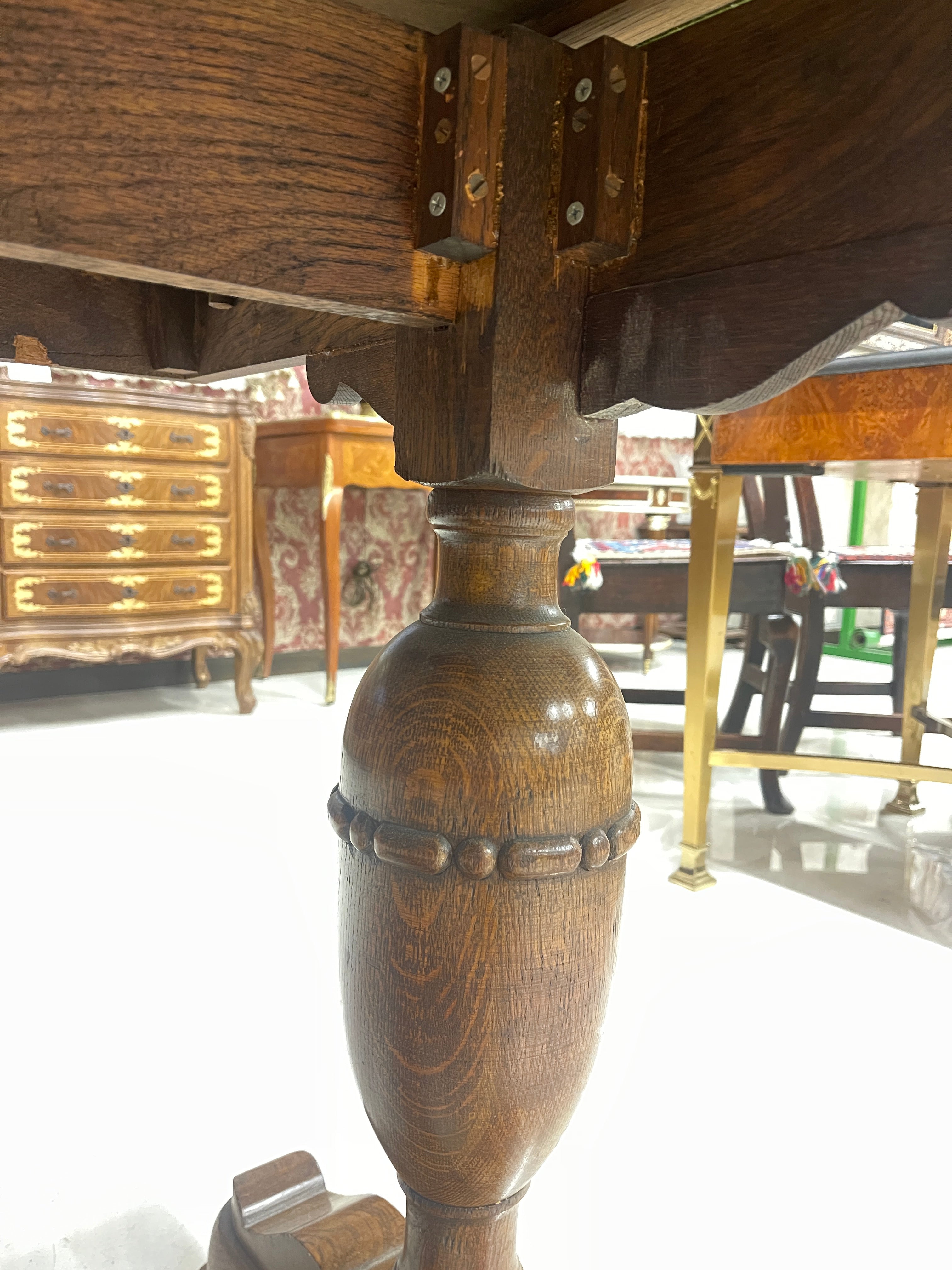 Antique draw-leaf table / Early 20th century (presumably) / Oak / British / Bourboise legs