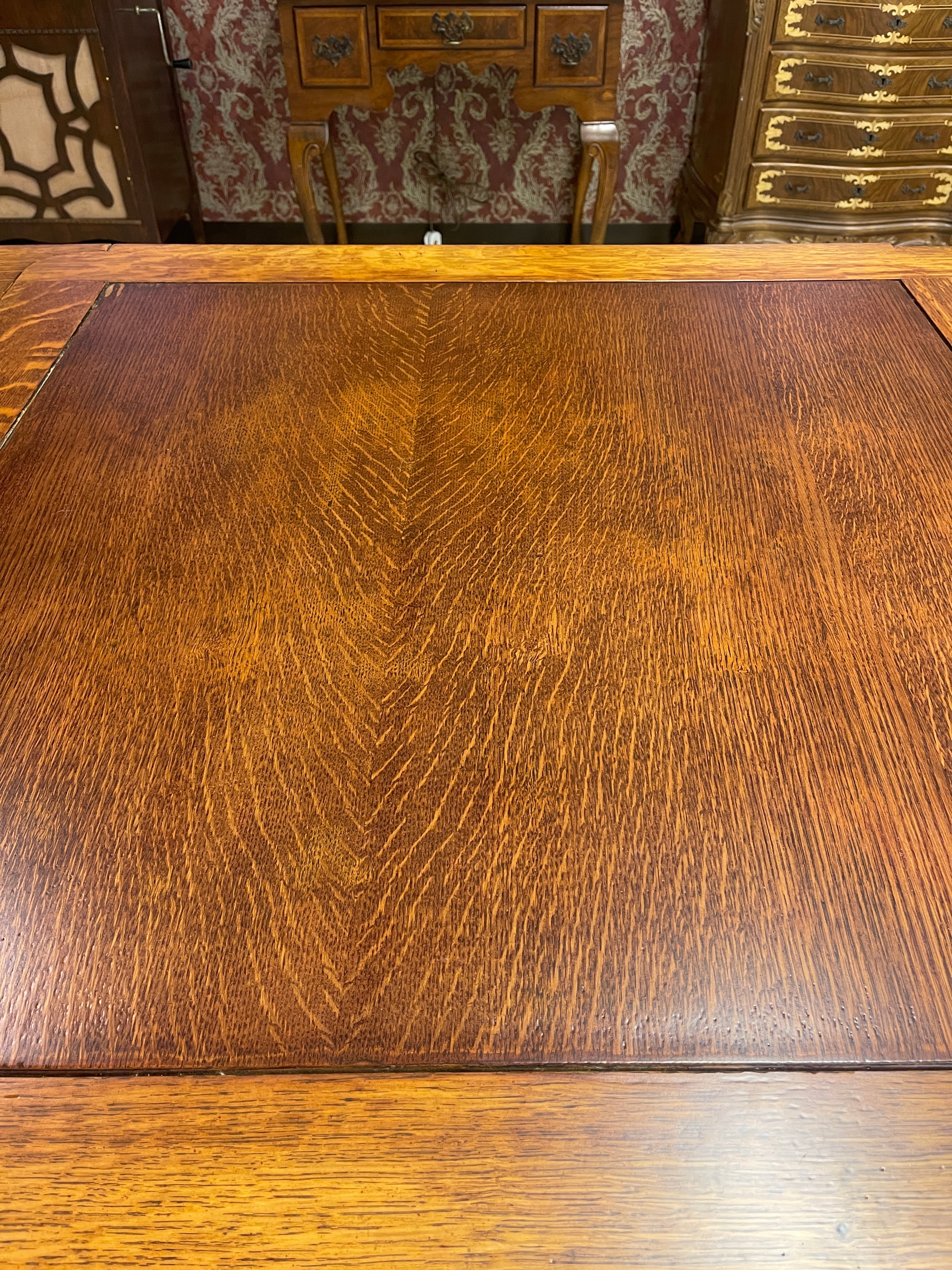 Antique draw-leaf table / Early 20th century (presumably) / Oak / British / Bourboise legs