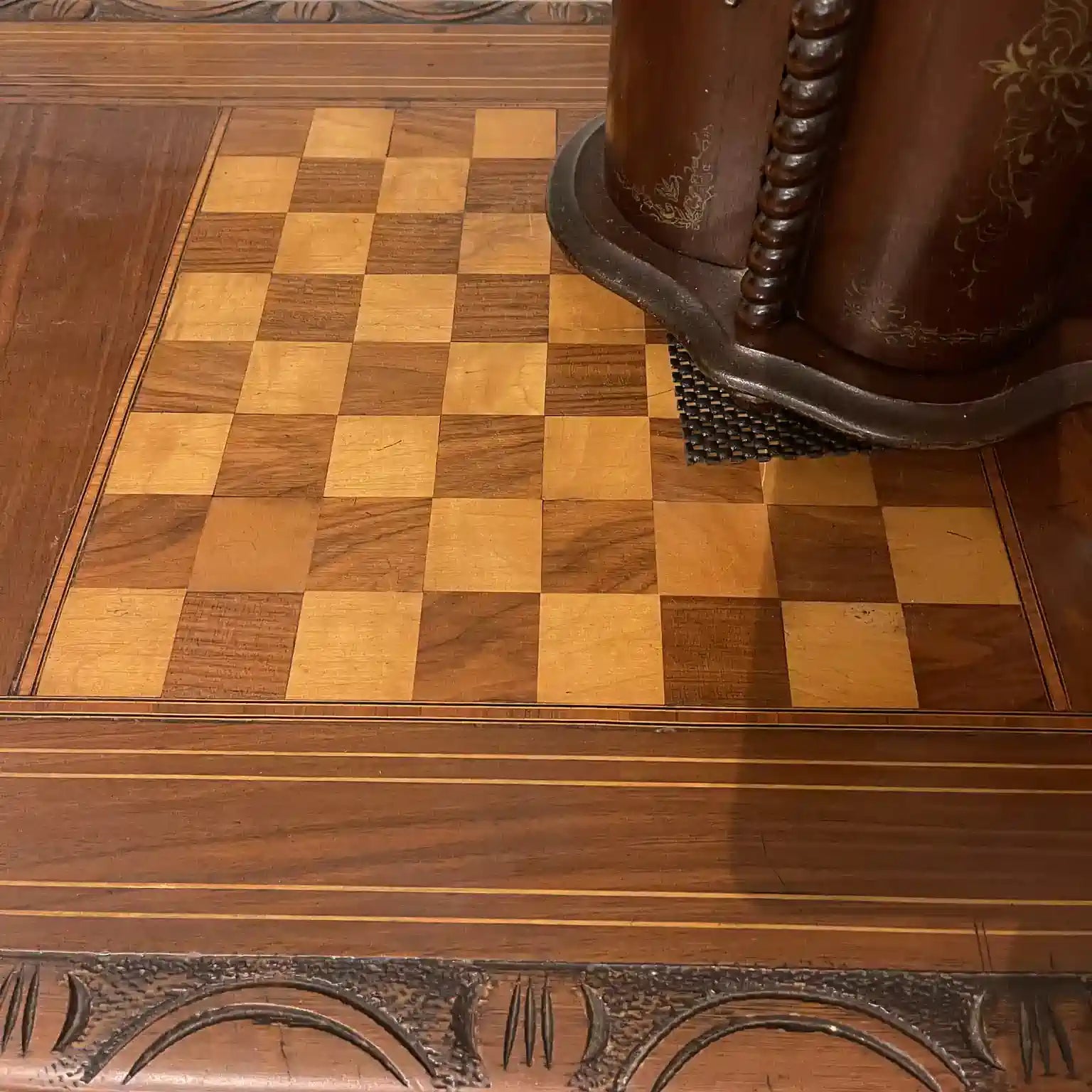 【アンティーク】 アンティーク チェステーブル / ヴィクトリア様式 / 19世紀後半 / ウォールナット材サテンウッド材クルミ材 / イギリス