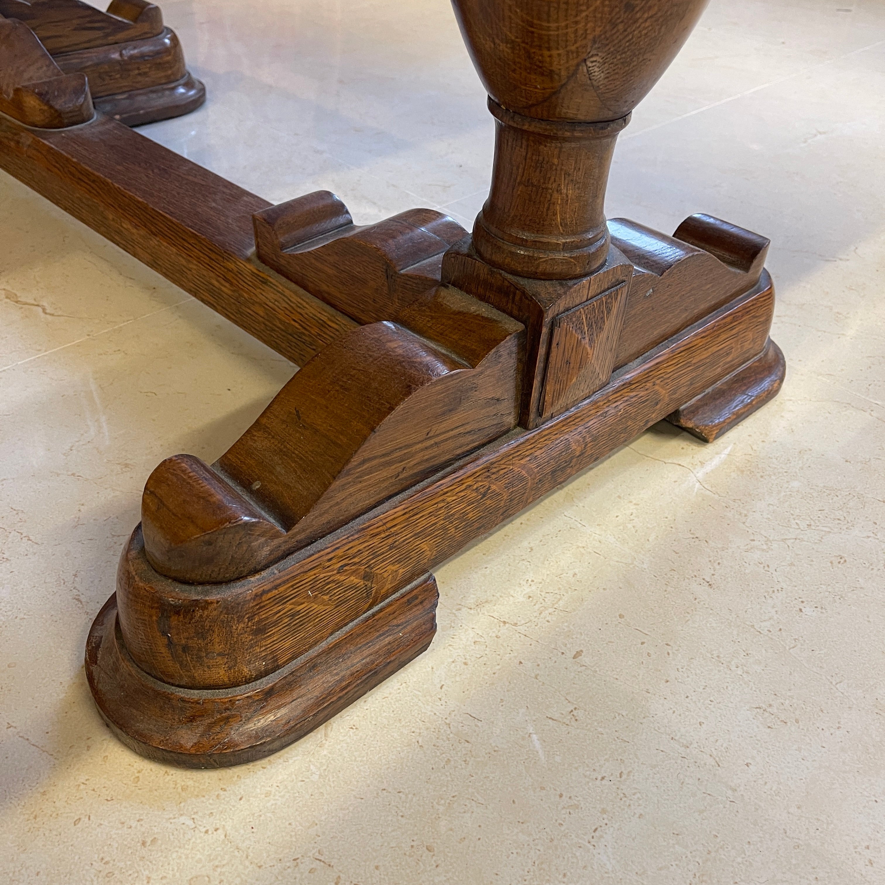 Antique draw-leaf table / Early 20th century (presumably) / Oak / British / Bourboise legs