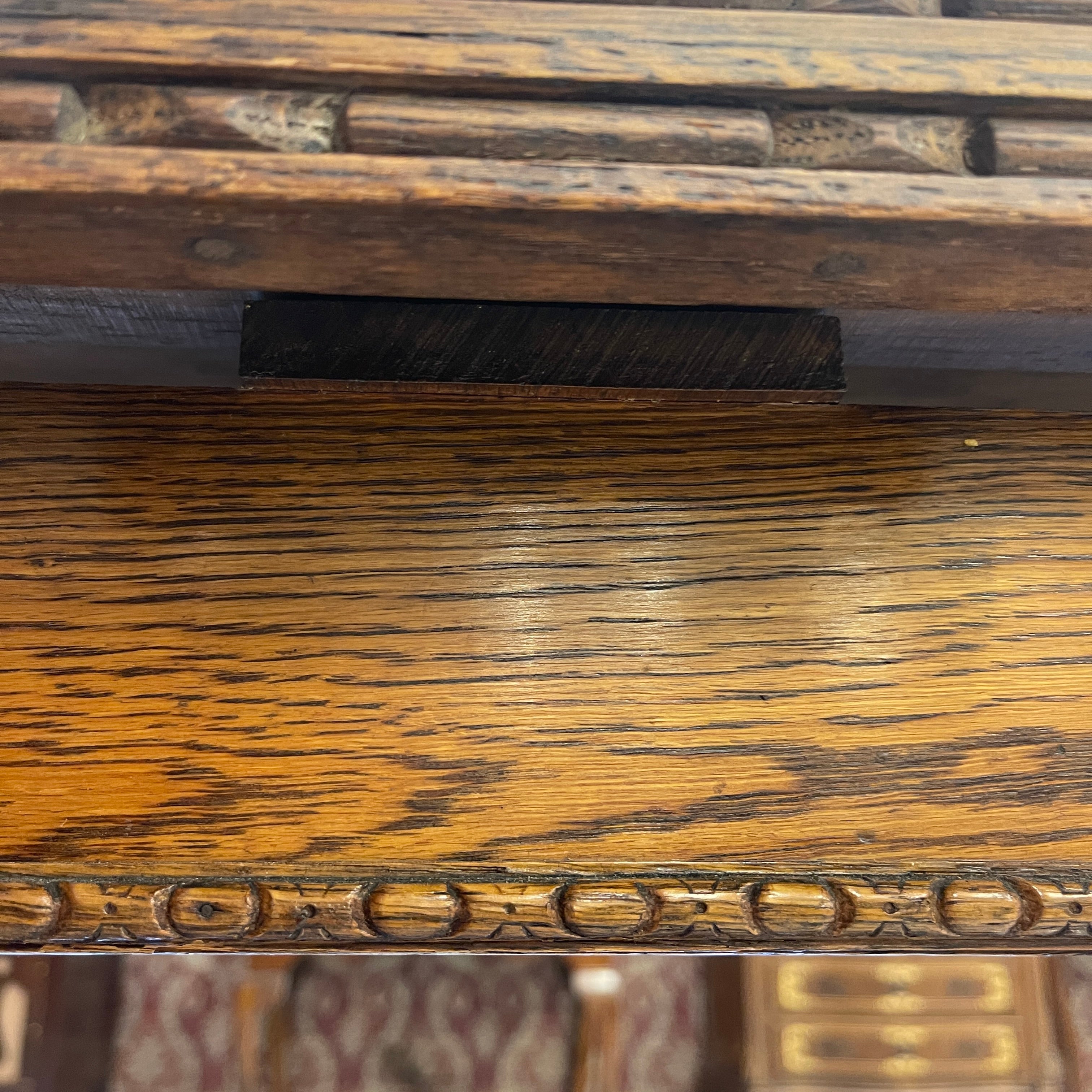 Antique draw-leaf table / Early 20th century (presumably) / Oak / British / Bourboise legs