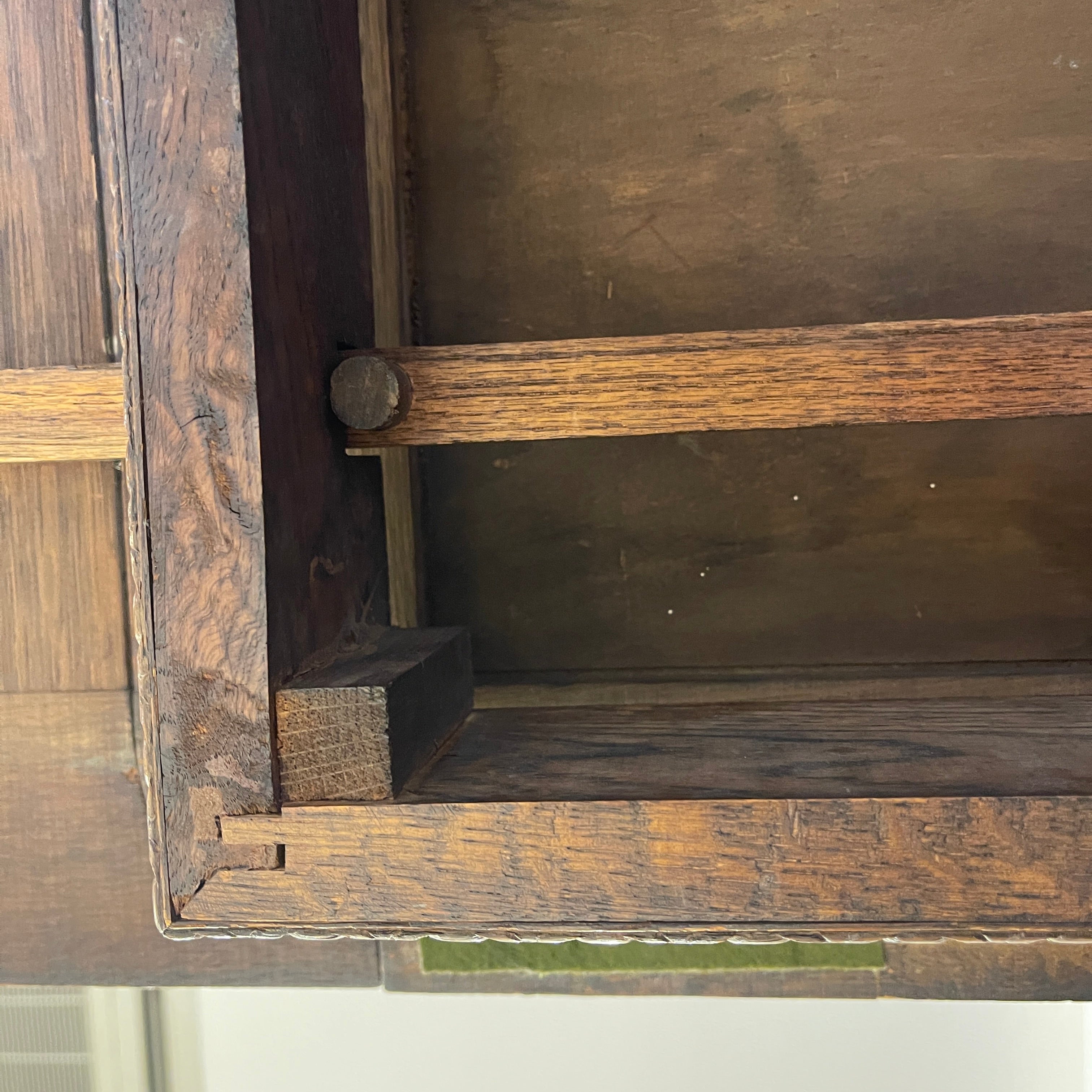 Antique draw-leaf table / Early 20th century (presumably) / Oak / British / Bourboise legs