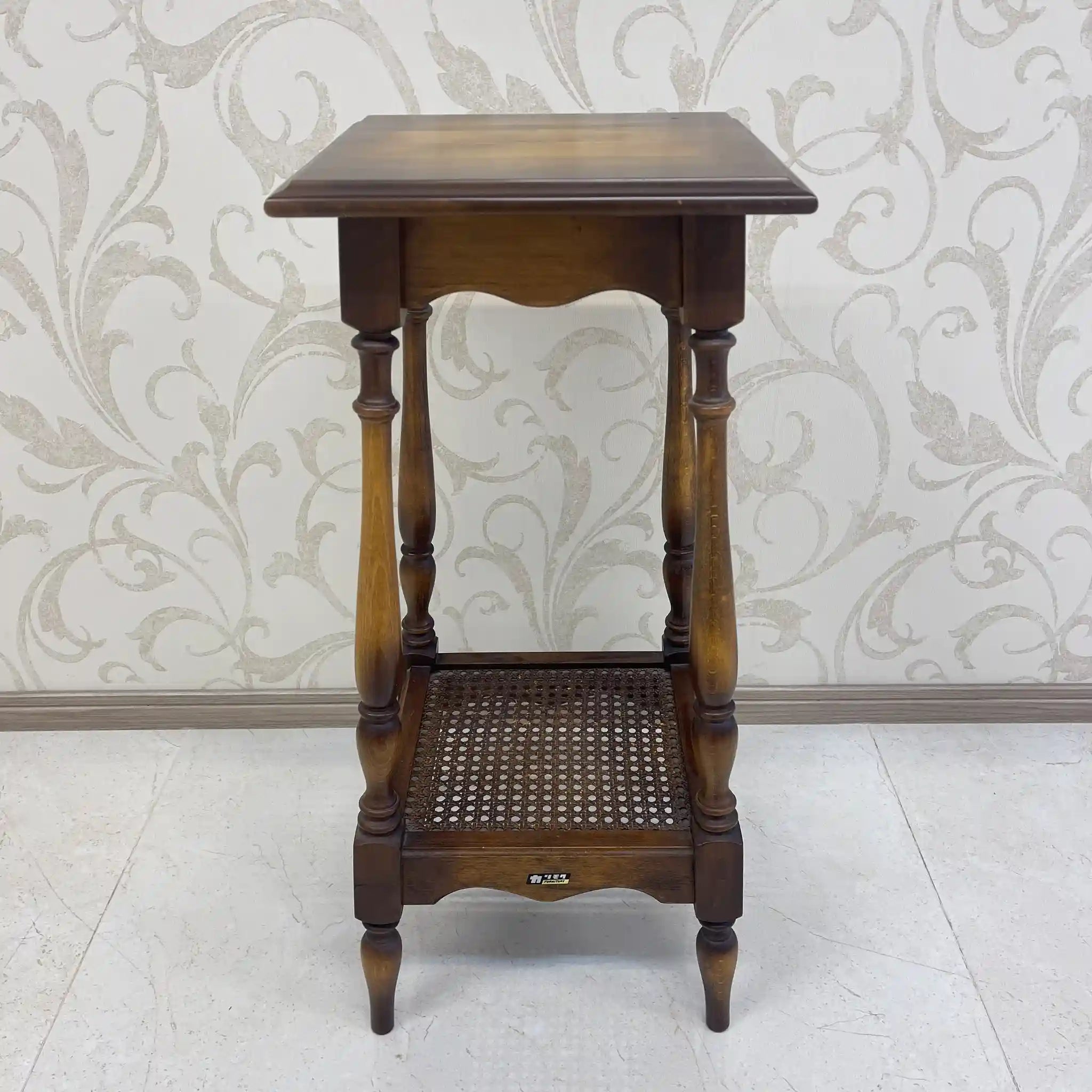 【リユース】 サイドテーブル / カリモク / コロニアルシリーズ / 1970年代~ / ぶな / 日本 / ボカシ塗装仕上げ,旋盤挽物細工