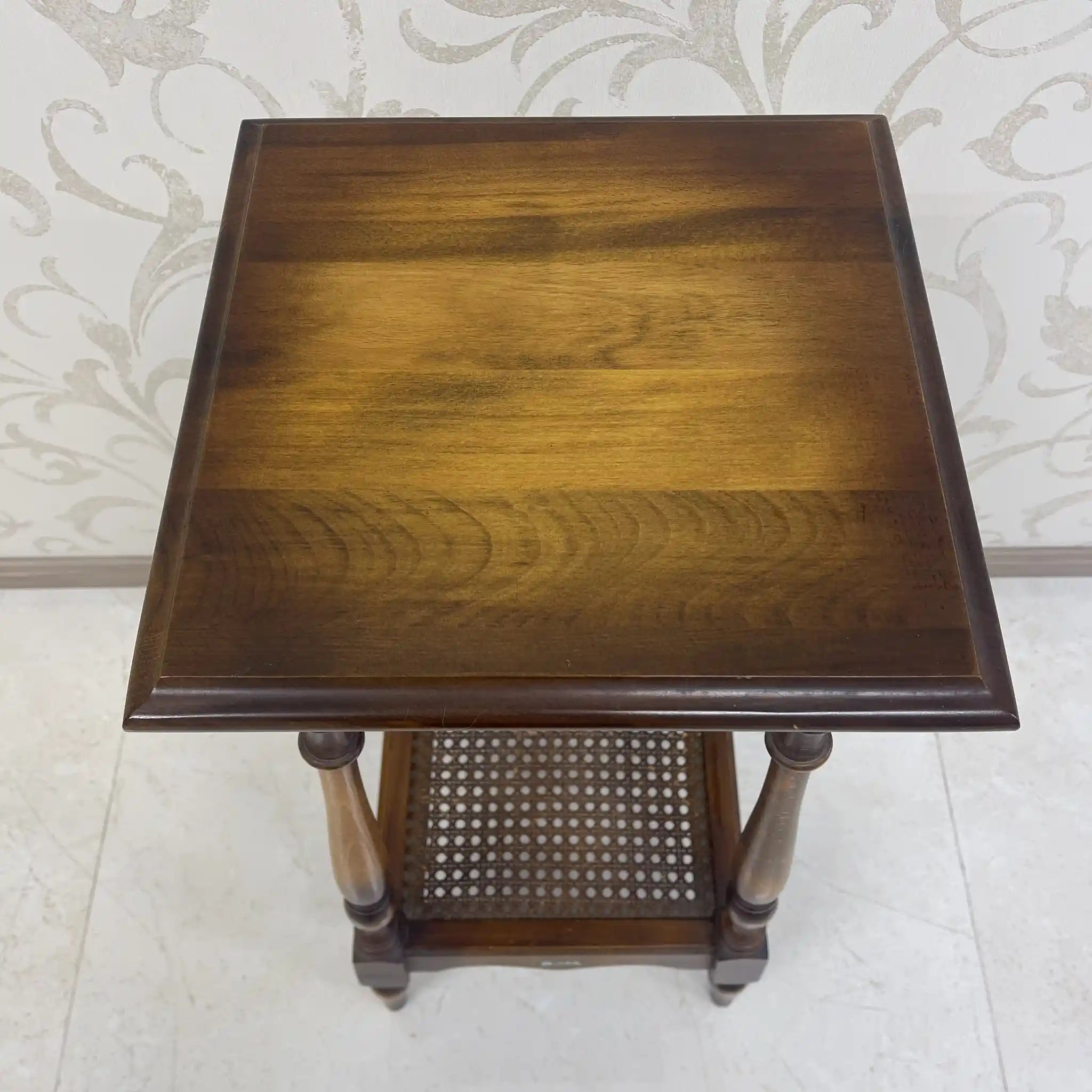 【リユース】 サイドテーブル / カリモク / コロニアルシリーズ / 1970年代~ / ぶな / 日本 / ボカシ塗装仕上げ,旋盤挽物細工